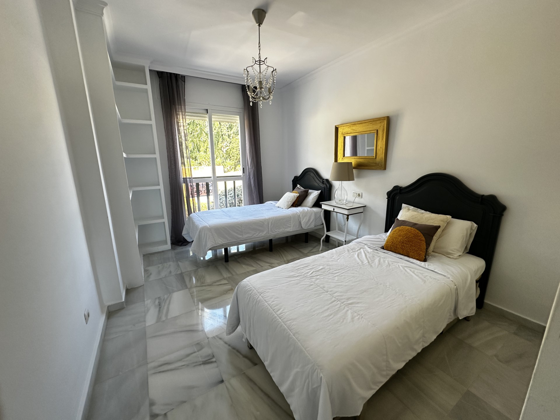 Apartamento reformado de 2 dormitorios orientado al sureste en Señorio de Gonzaga, Nueva Andalucía