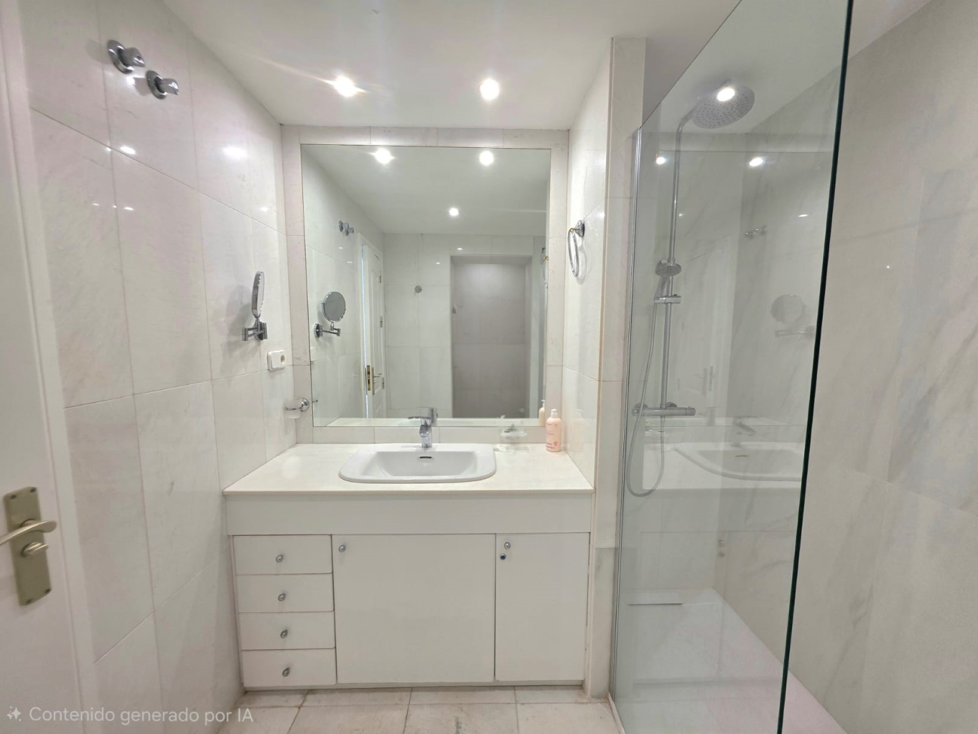 Spacious 3-bedroom apartment in Las Gaviotas, Puerto Banús.