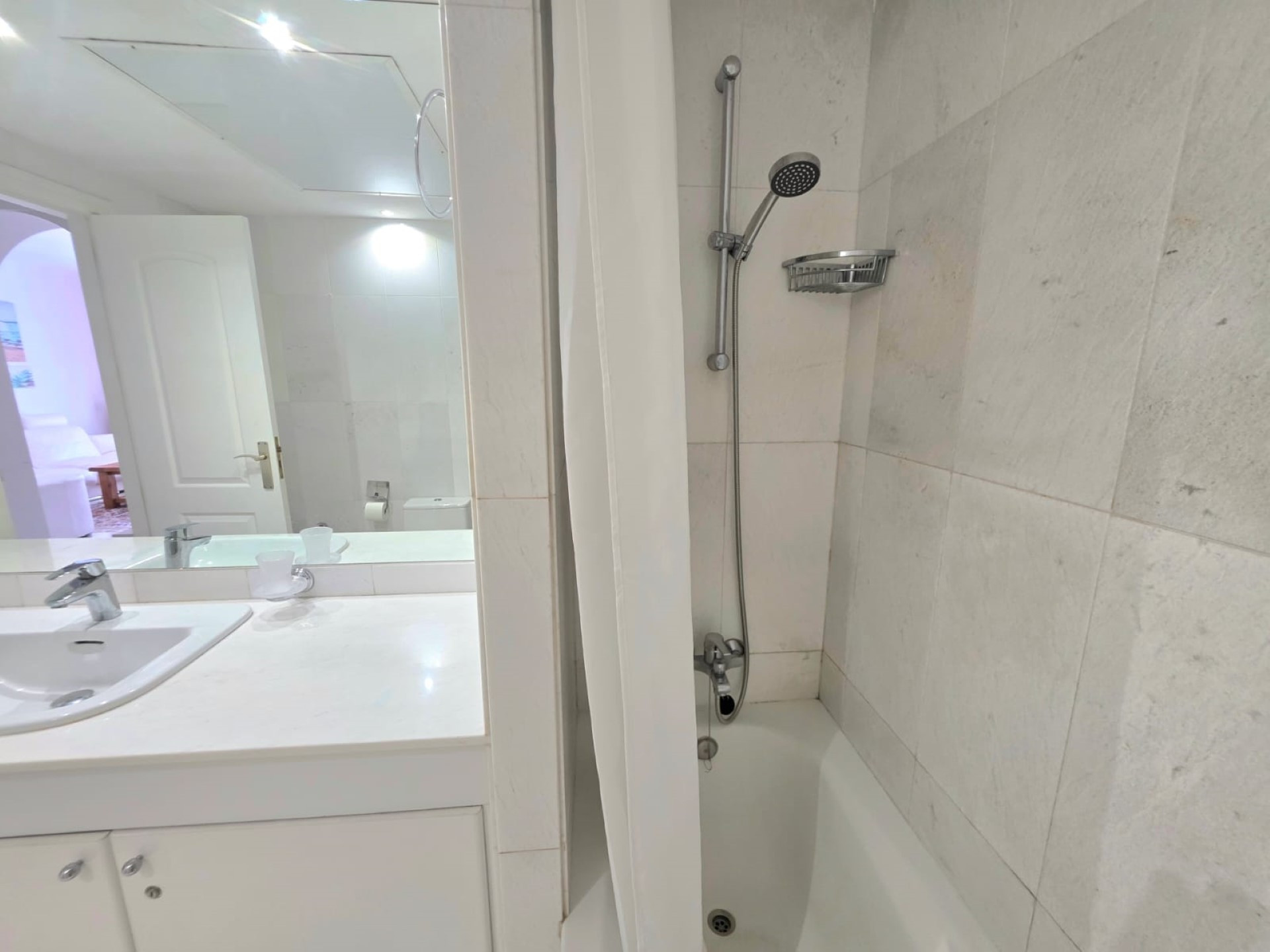 Spacious 3-bedroom apartment in Las Gaviotas, Puerto Banús.