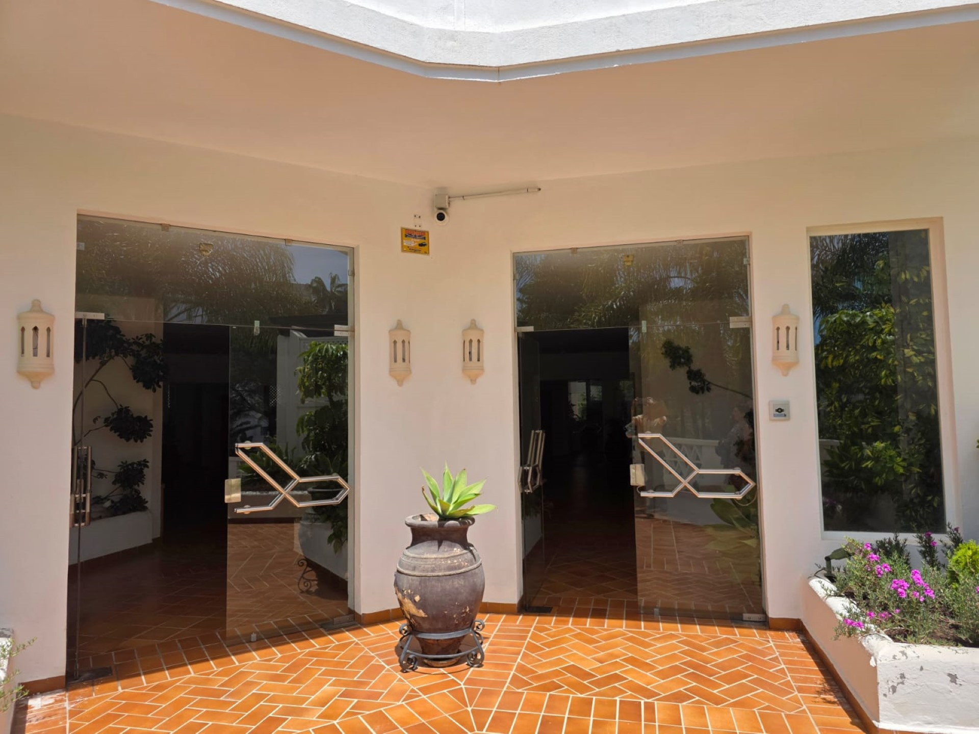 Spacious 3-bedroom apartment in Las Gaviotas, Puerto Banús.