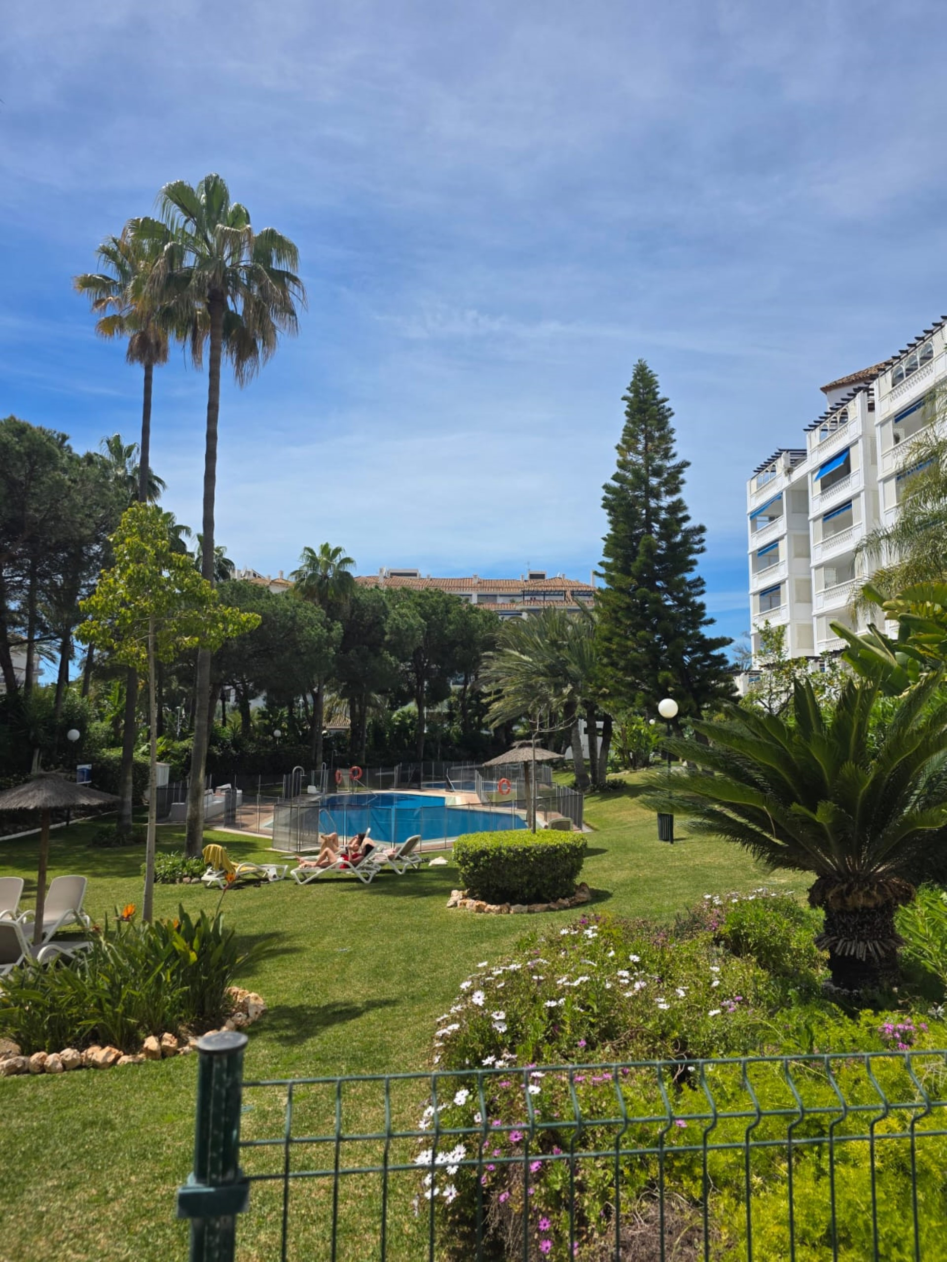 Spacious 3-bedroom apartment in Las Gaviotas, Puerto Banús.