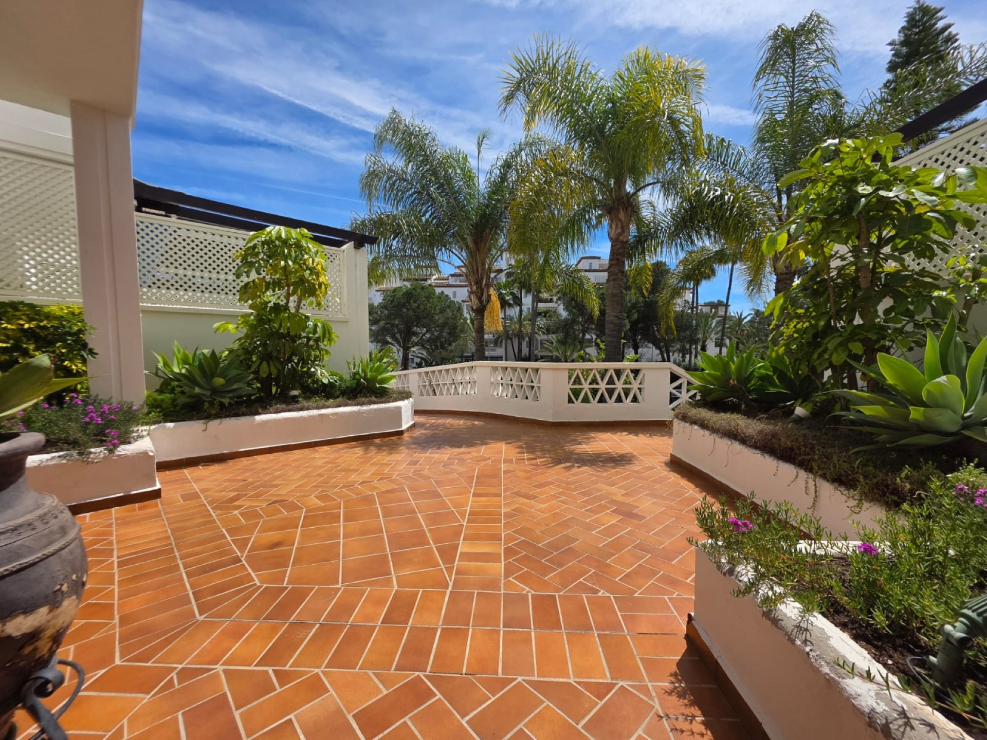 Spacious 3-bedroom apartment in Las Gaviotas, Puerto Banús.