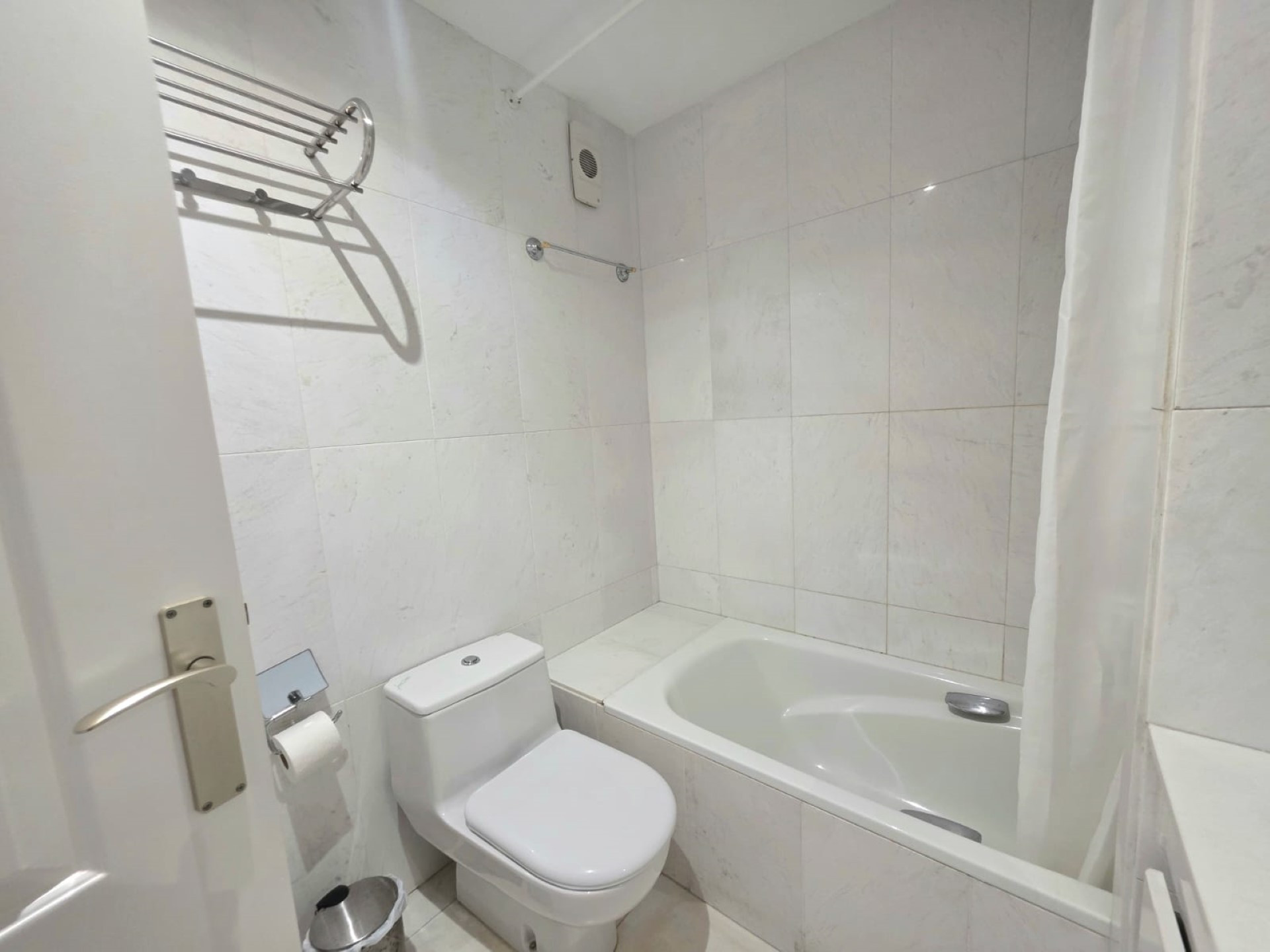 Spacious 3-bedroom apartment in Las Gaviotas, Puerto Banús.