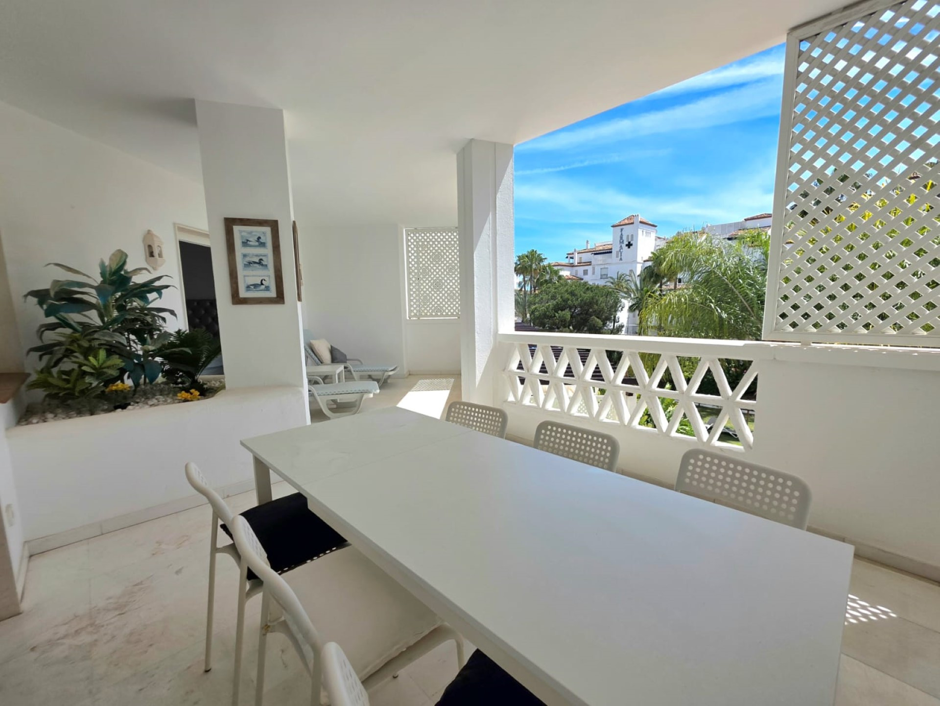 Spacious 3-bedroom apartment in Las Gaviotas, Puerto Banús.