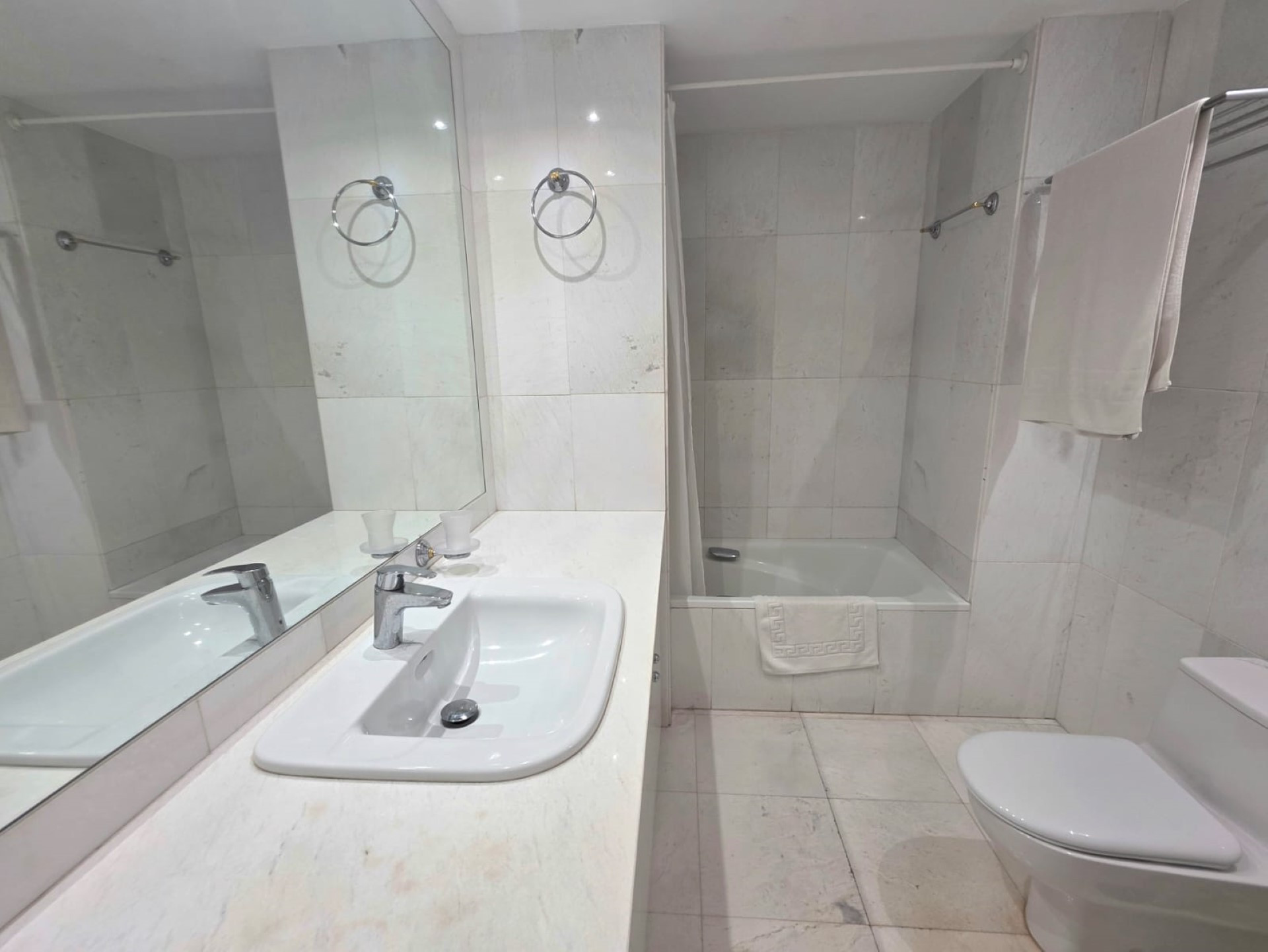 Spacious 3-bedroom apartment in Las Gaviotas, Puerto Banús.