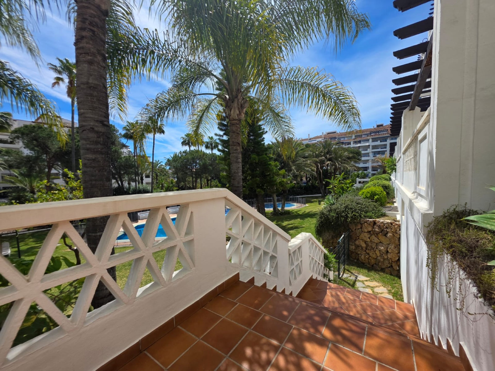 Spacious 3-bedroom apartment in Las Gaviotas, Puerto Banús.