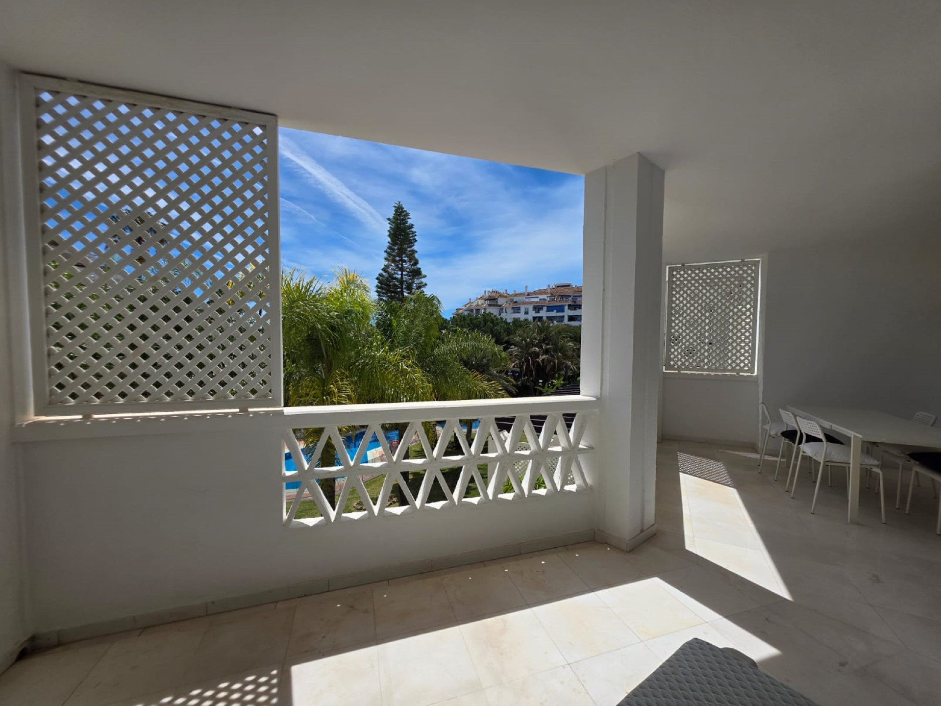 Spacious 3-bedroom apartment in Las Gaviotas, Puerto Banús.