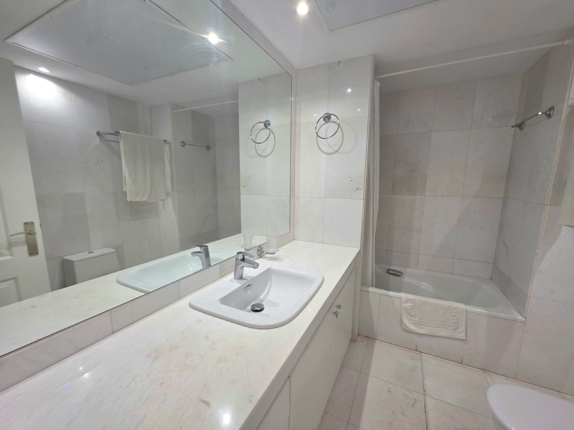 Spacious 3-bedroom apartment in Las Gaviotas, Puerto Banús.