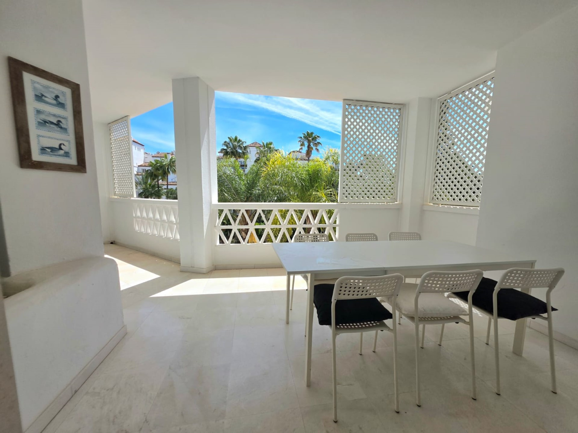 Spacious 3-bedroom apartment in Las Gaviotas, Puerto Banús.