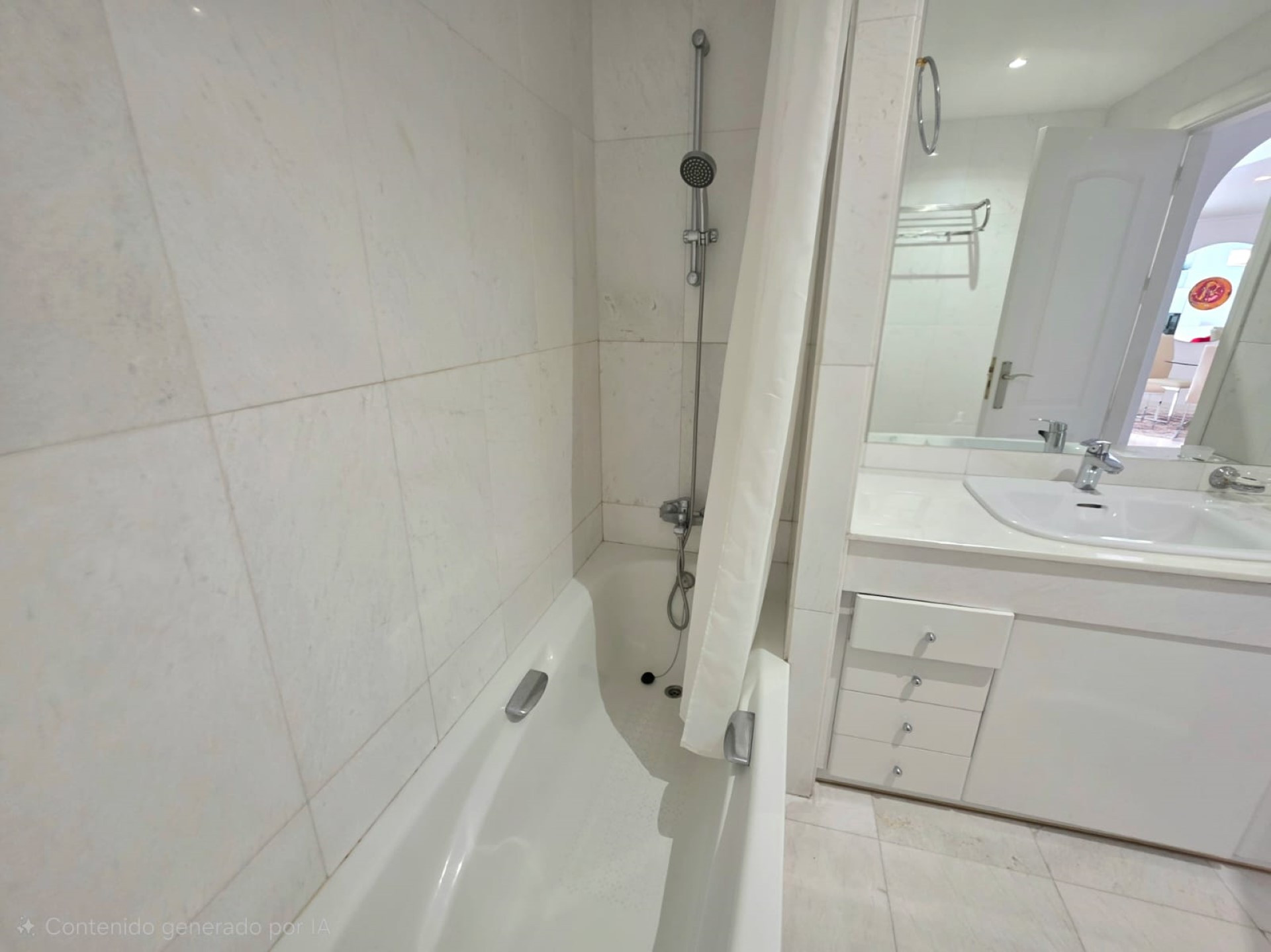 Spacious 3-bedroom apartment in Las Gaviotas, Puerto Banús.