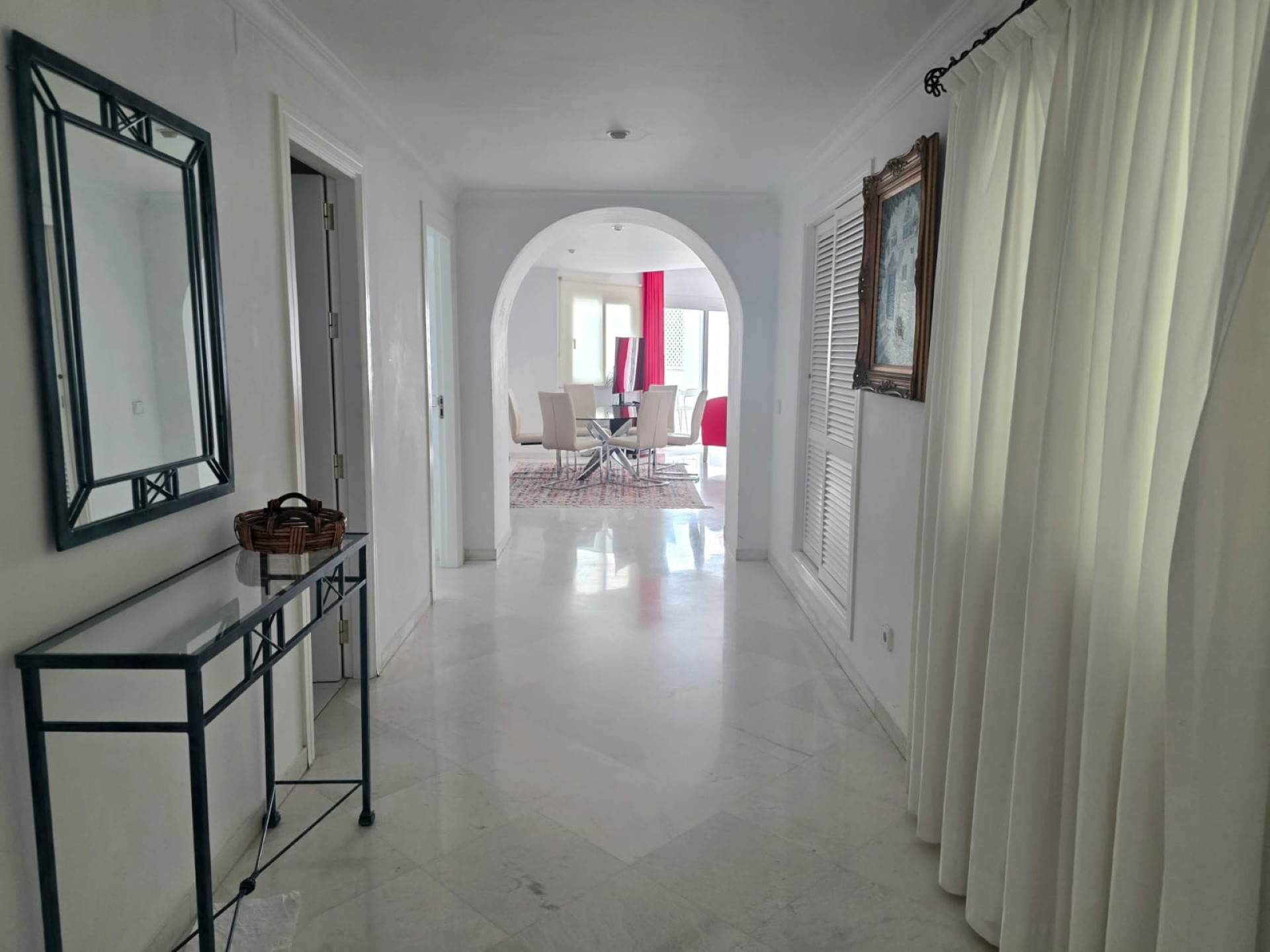 Spacious 3-bedroom apartment in Las Gaviotas, Puerto Banús.