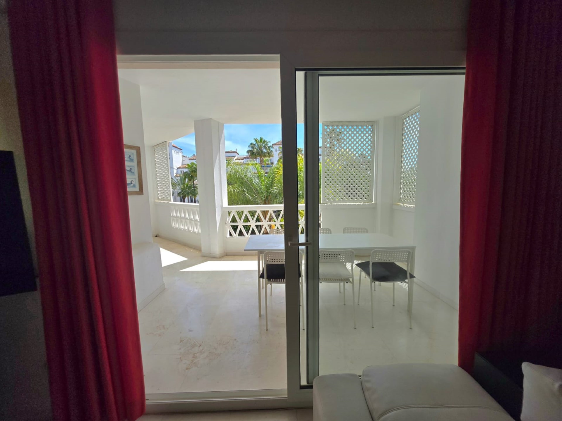 Spacious 3-bedroom apartment in Las Gaviotas, Puerto Banús.