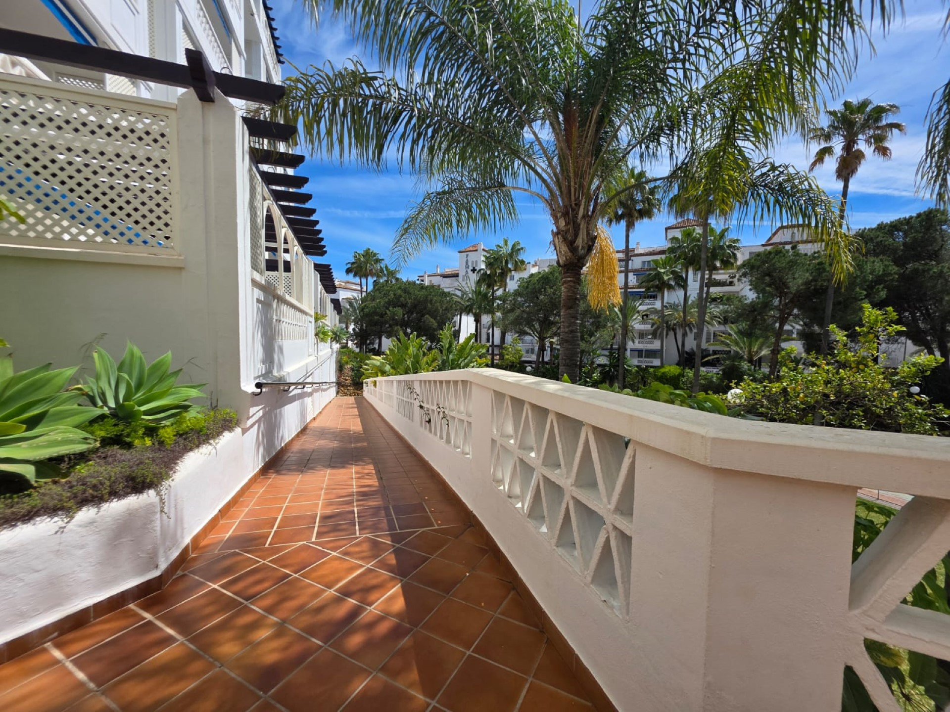 Spacious 3-bedroom apartment in Las Gaviotas, Puerto Banús.