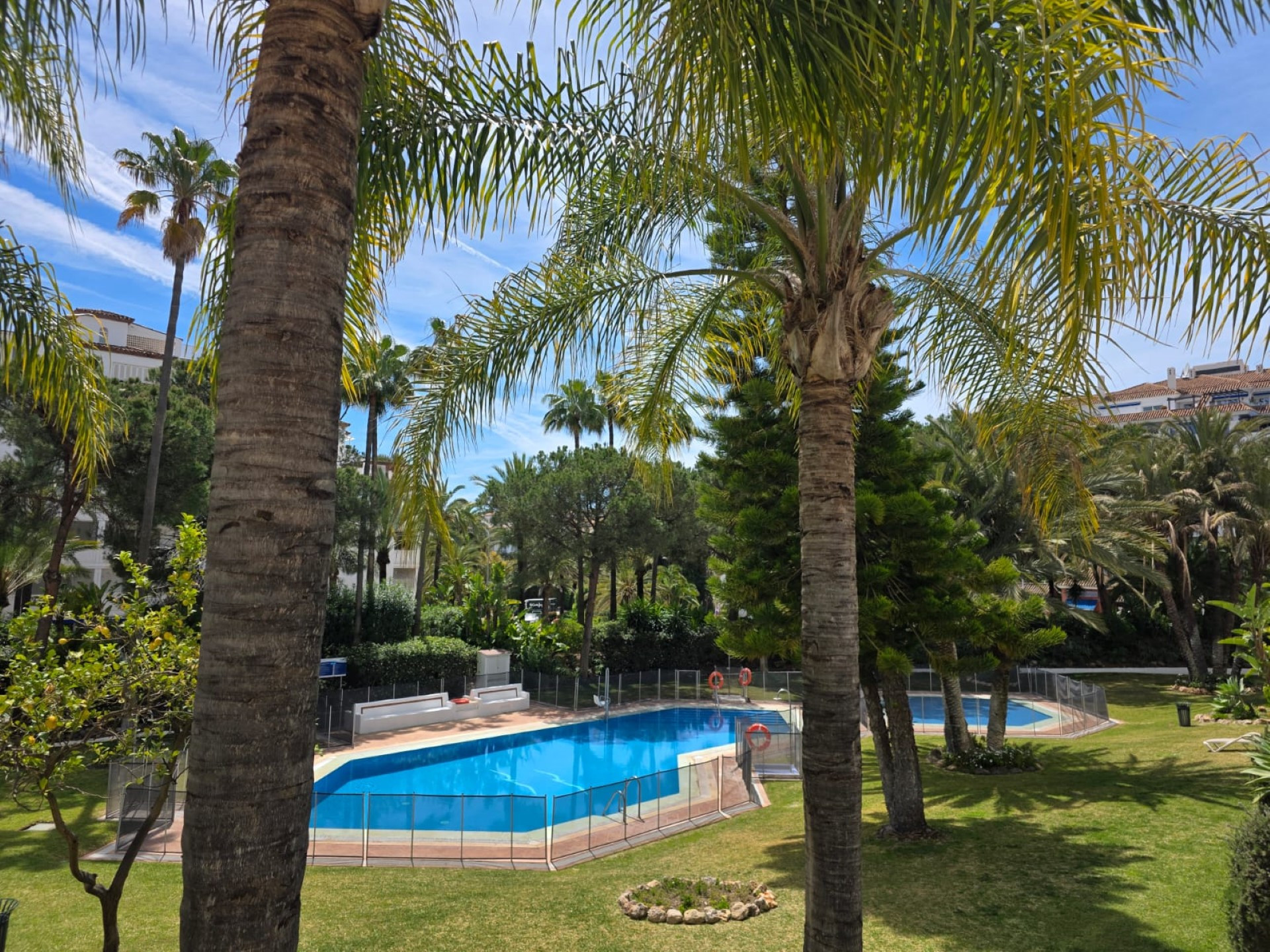 Spacious 3-bedroom apartment in Las Gaviotas, Puerto Banús.