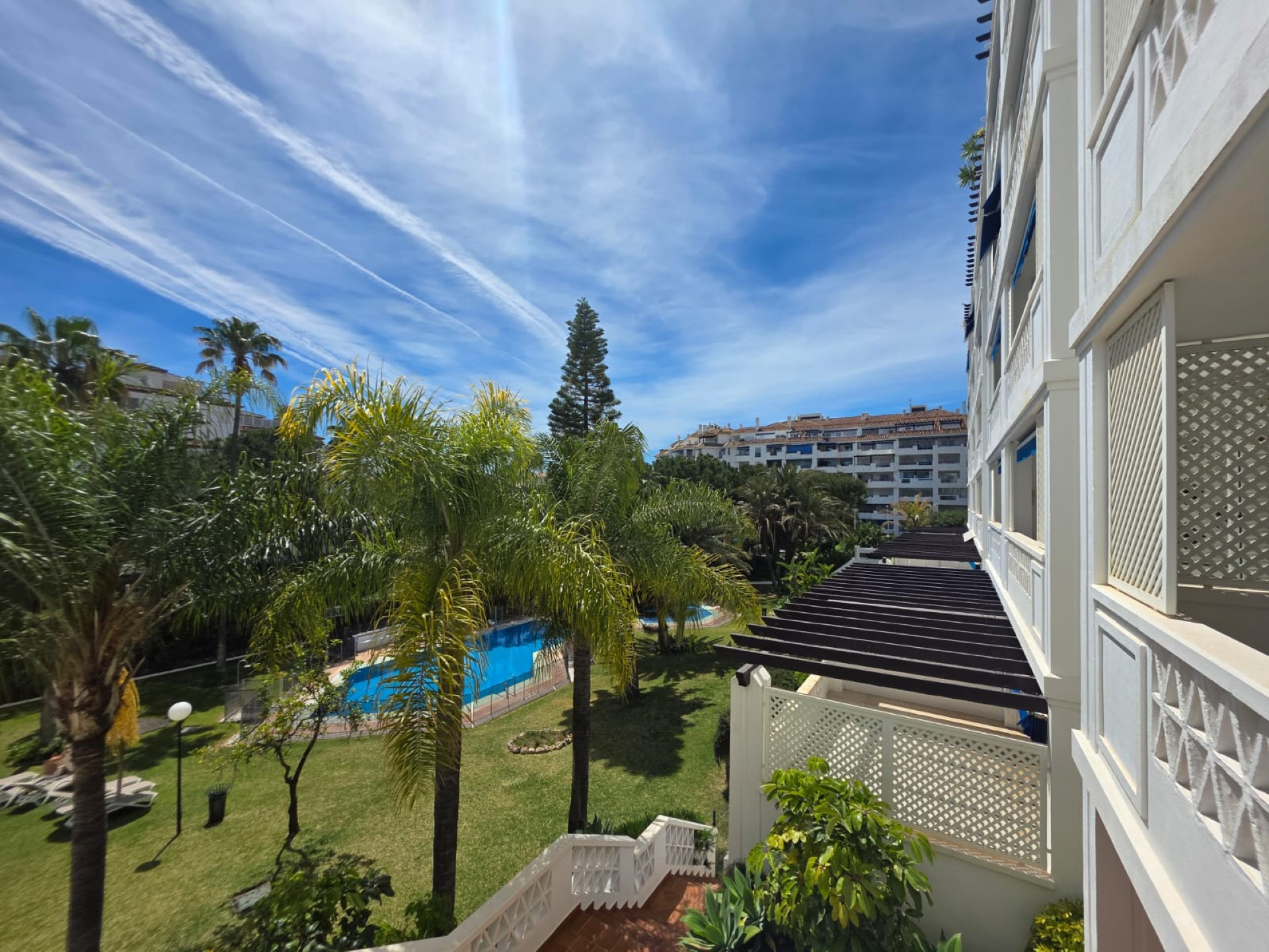 Spacious 3-bedroom apartment in Las Gaviotas, Puerto Banús.
