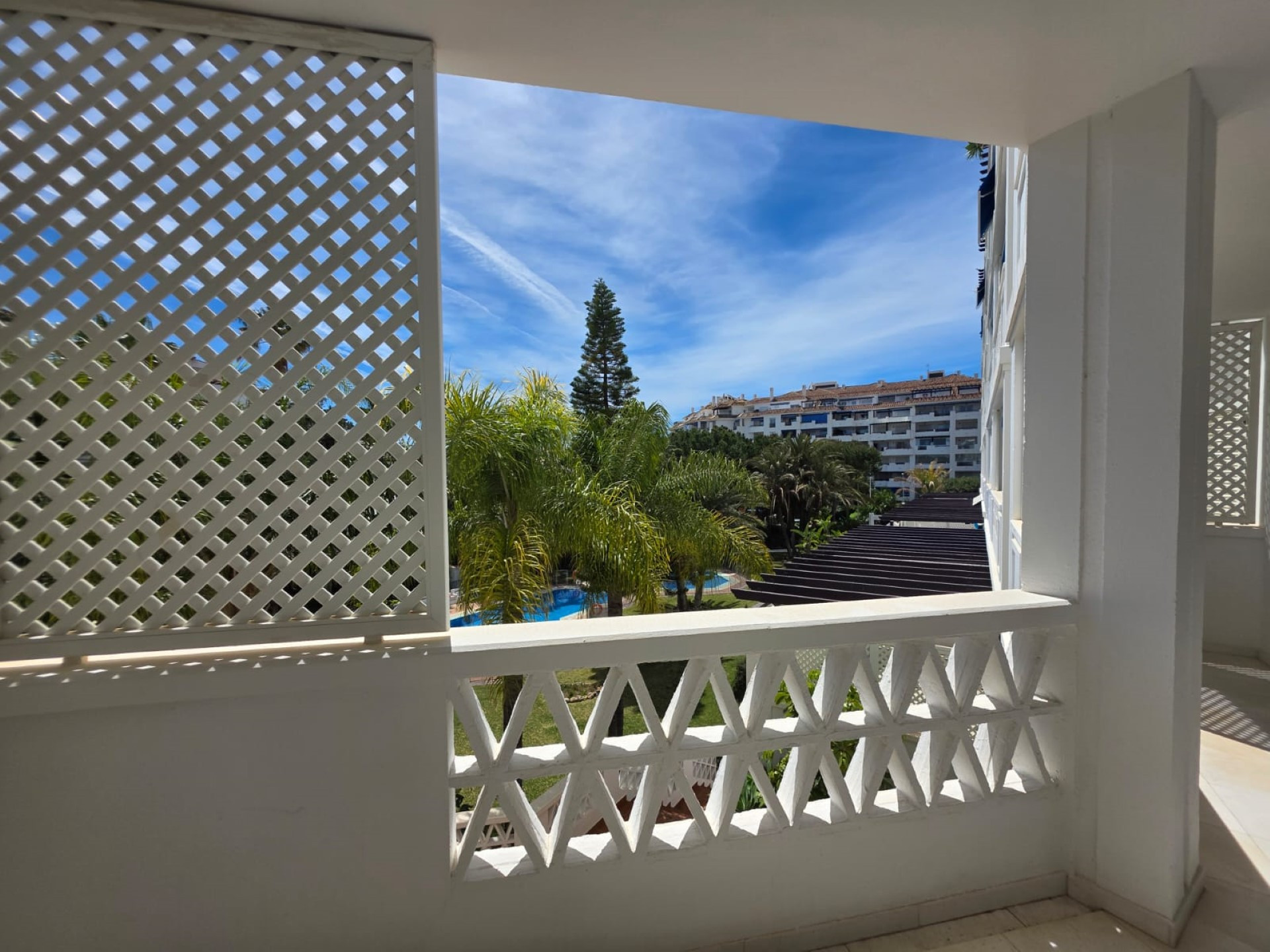 Spacious 3-bedroom apartment in Las Gaviotas, Puerto Banús.