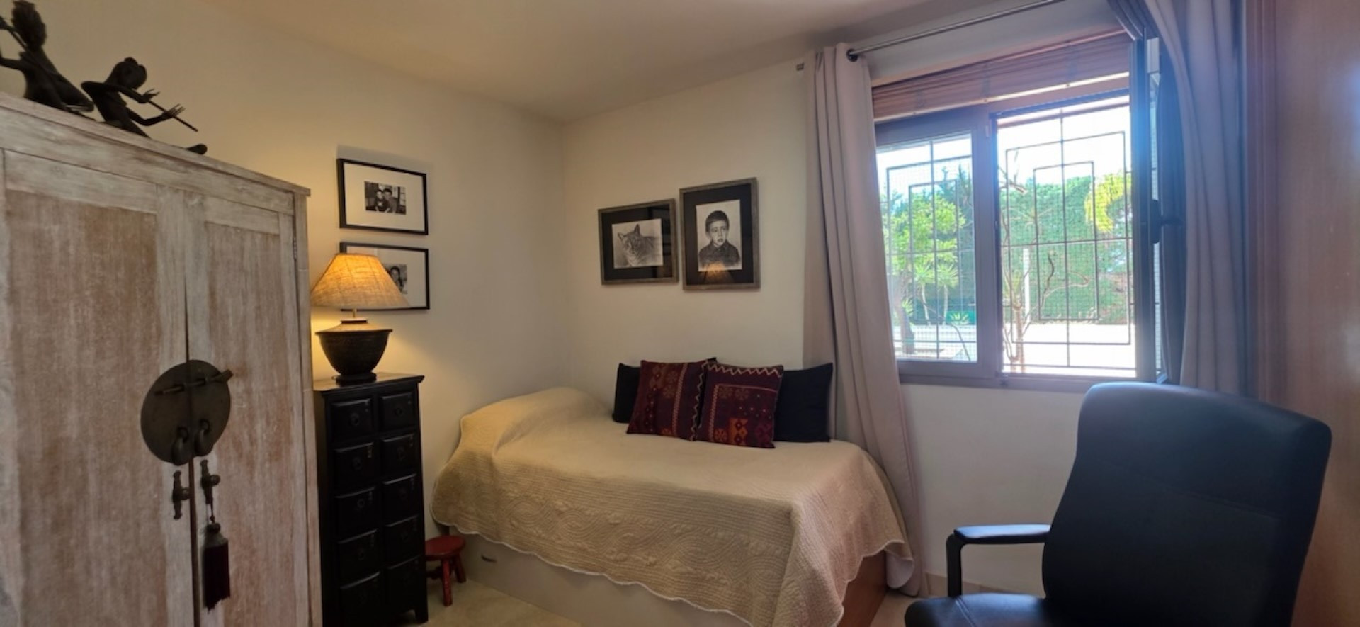 Elegant townhouse with exceptional panoramic views in Benahavis, Malaga