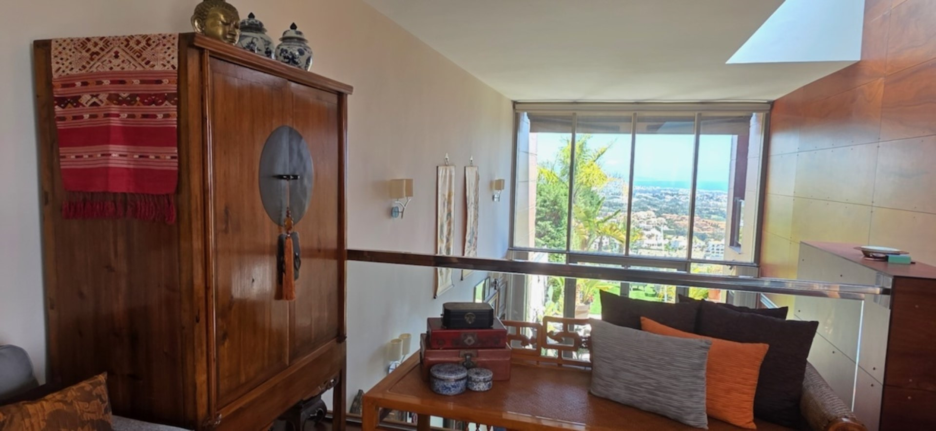 Elegant townhouse with exceptional panoramic views in Benahavis, Malaga