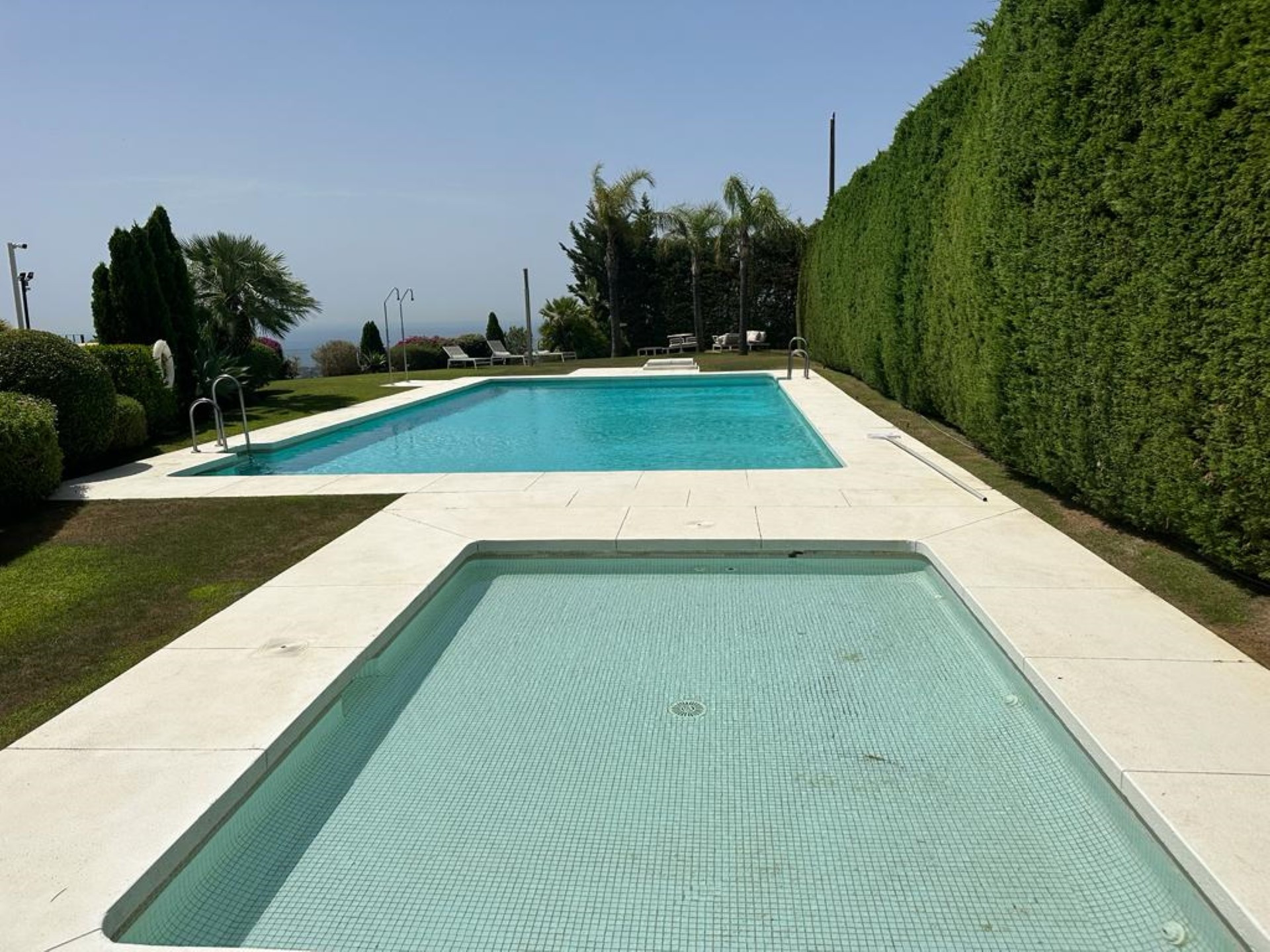 Elegant townhouse with exceptional panoramic views in Benahavis, Malaga