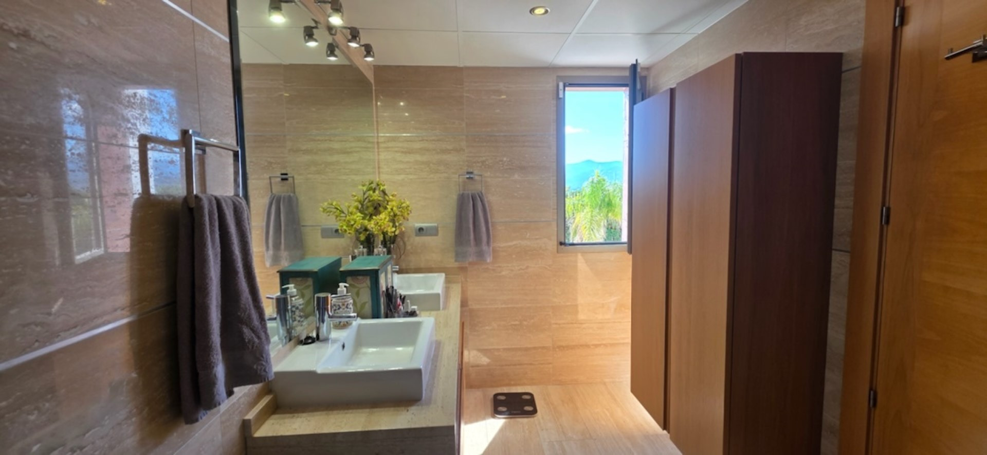 Elegant townhouse with exceptional panoramic views in Benahavis, Malaga