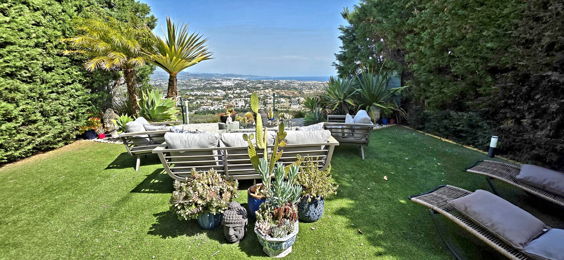 Elegant townhouse with exceptional panoramic views in Benahavis, Malaga