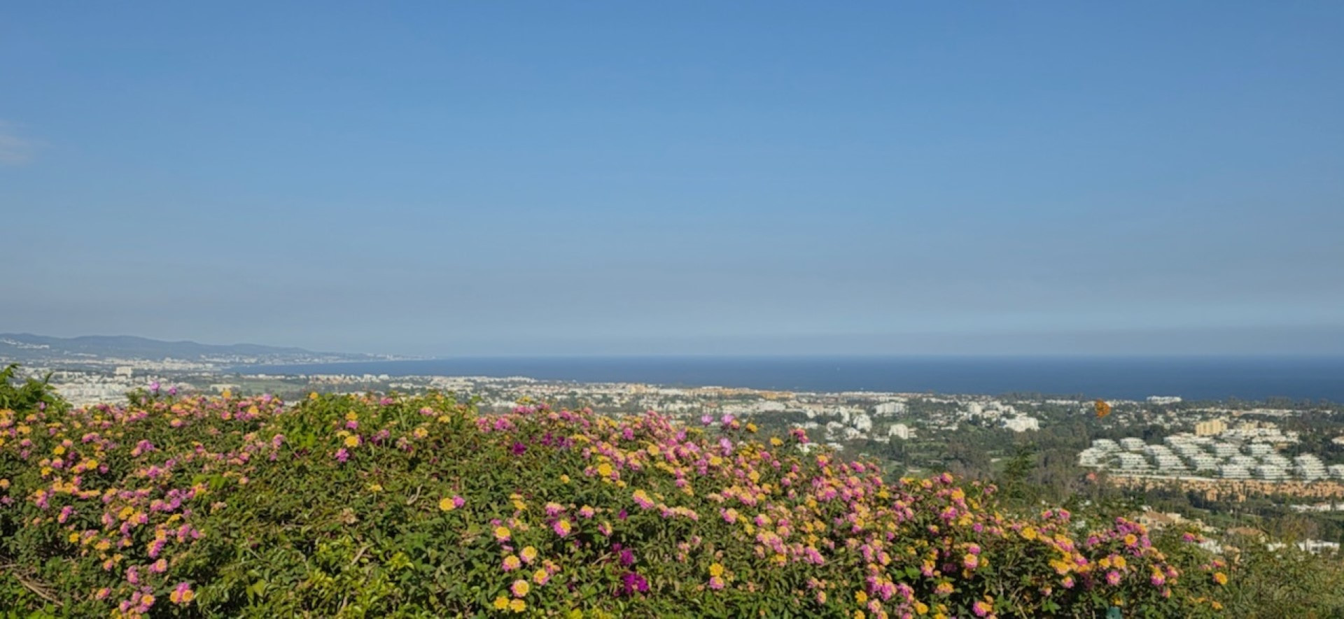 Elegant townhouse with exceptional panoramic views in Benahavis, Malaga