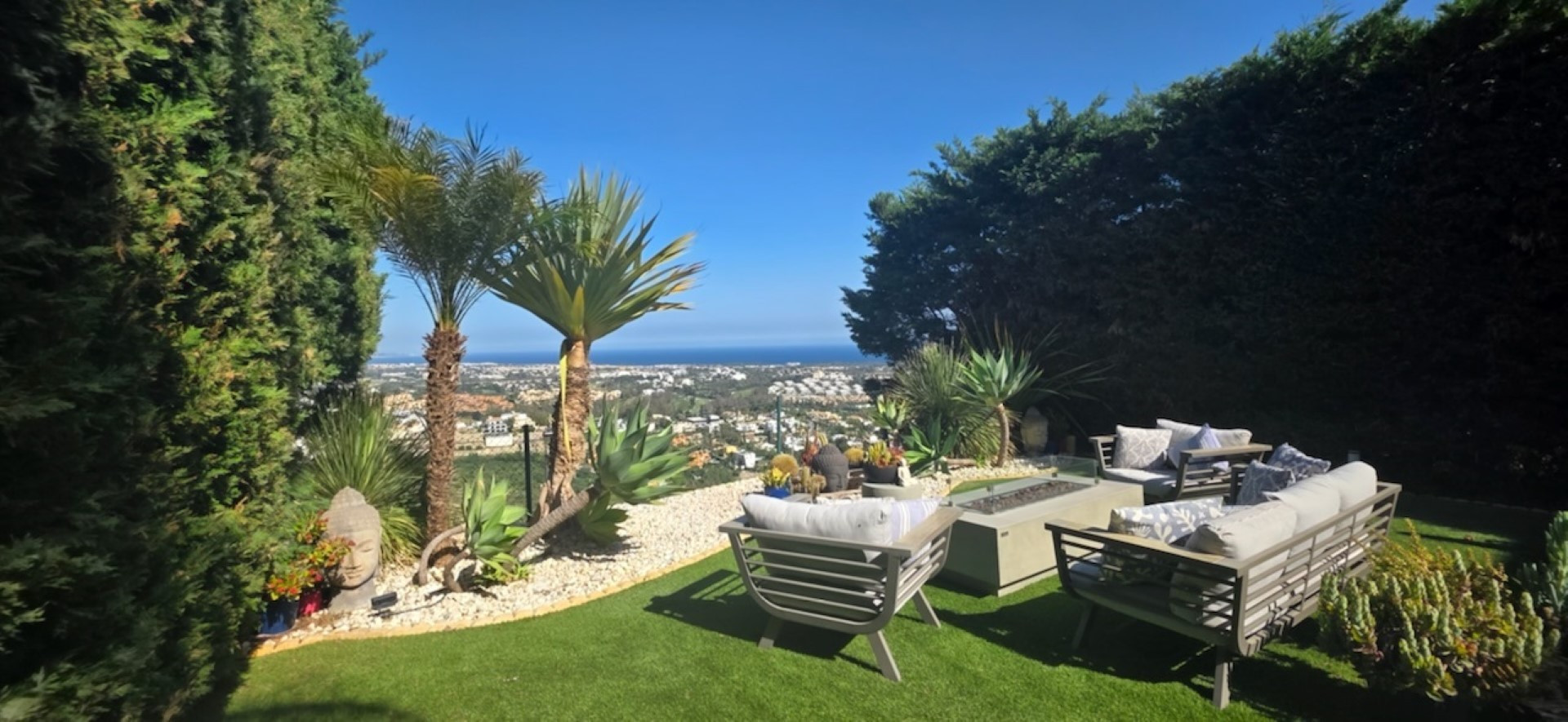 Elegant townhouse with exceptional panoramic views in Benahavis, Malaga