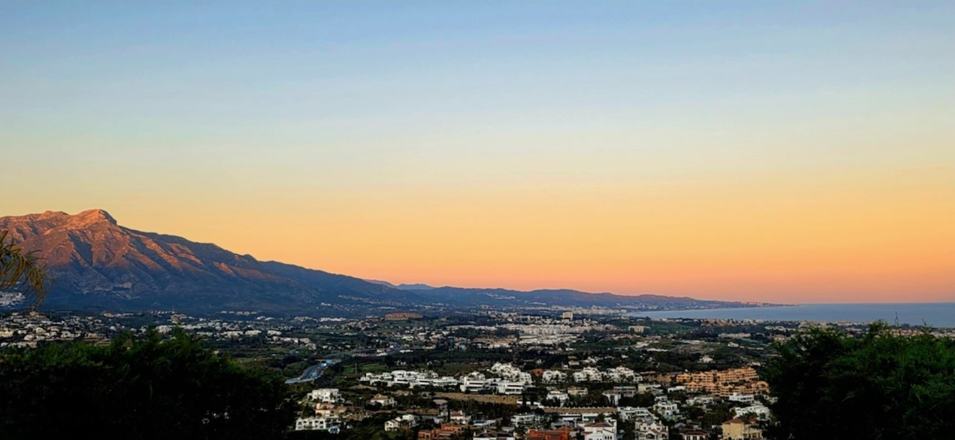 Elegant townhouse with exceptional panoramic views in Benahavis, Malaga