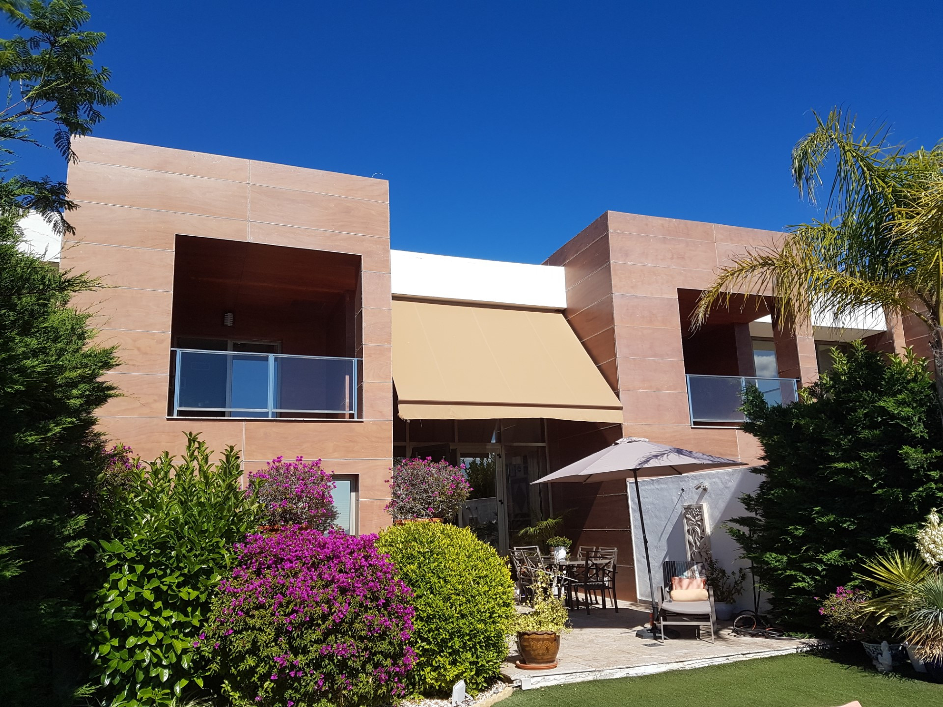 Elegant townhouse with exceptional panoramic views in Benahavis, Malaga