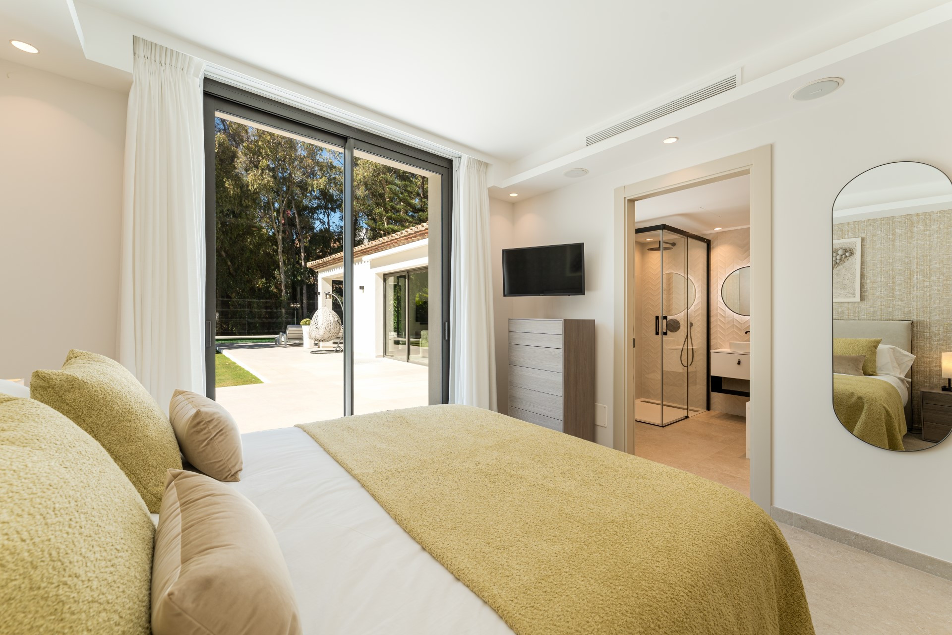 Unique 5 bedroom fully renovated villa in La Cerquilla, Nueva Andalucia