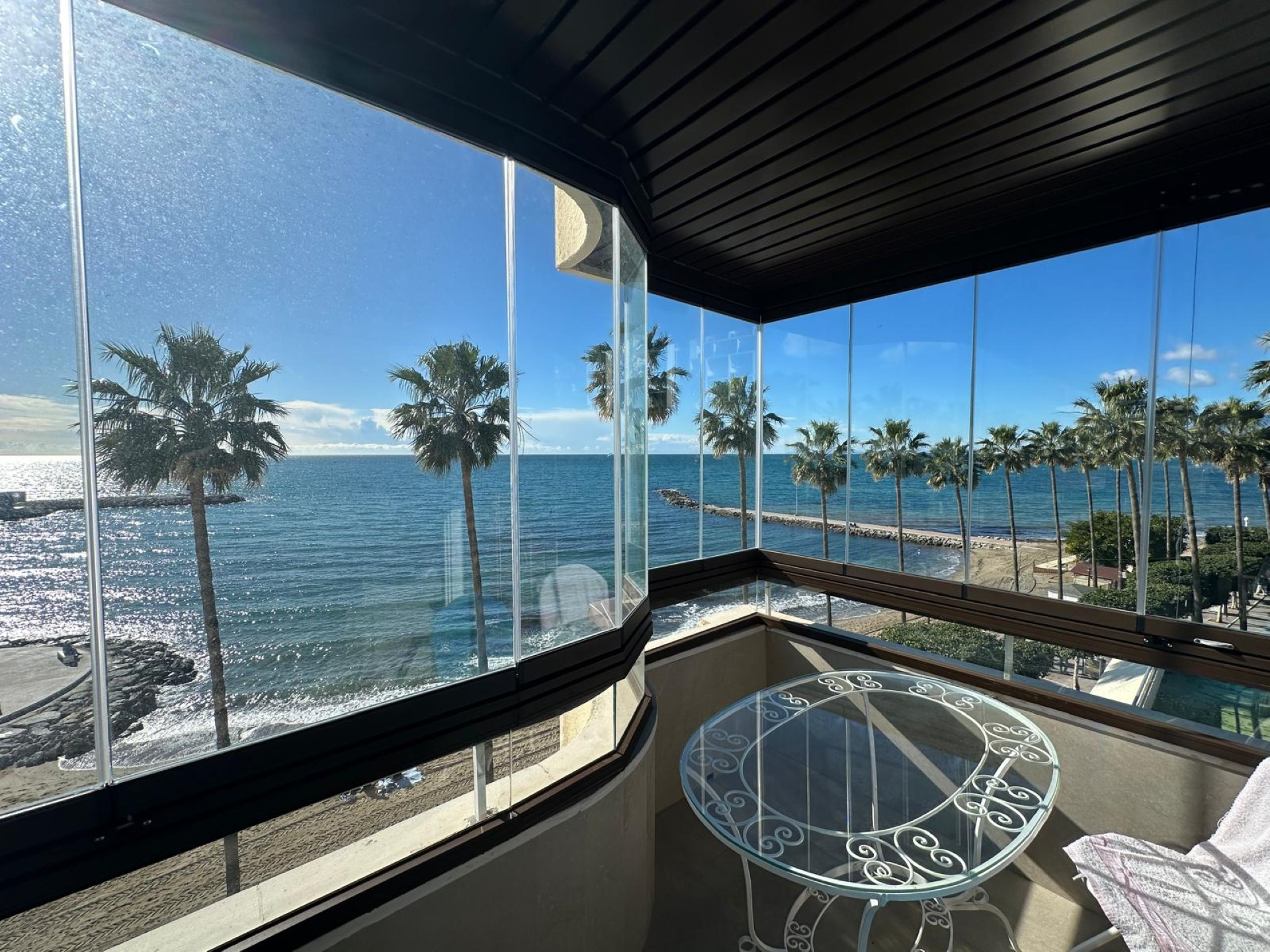 Espectacular apartamento en primera línea de playa con vistas panorámicas al mar en Marbella Centro