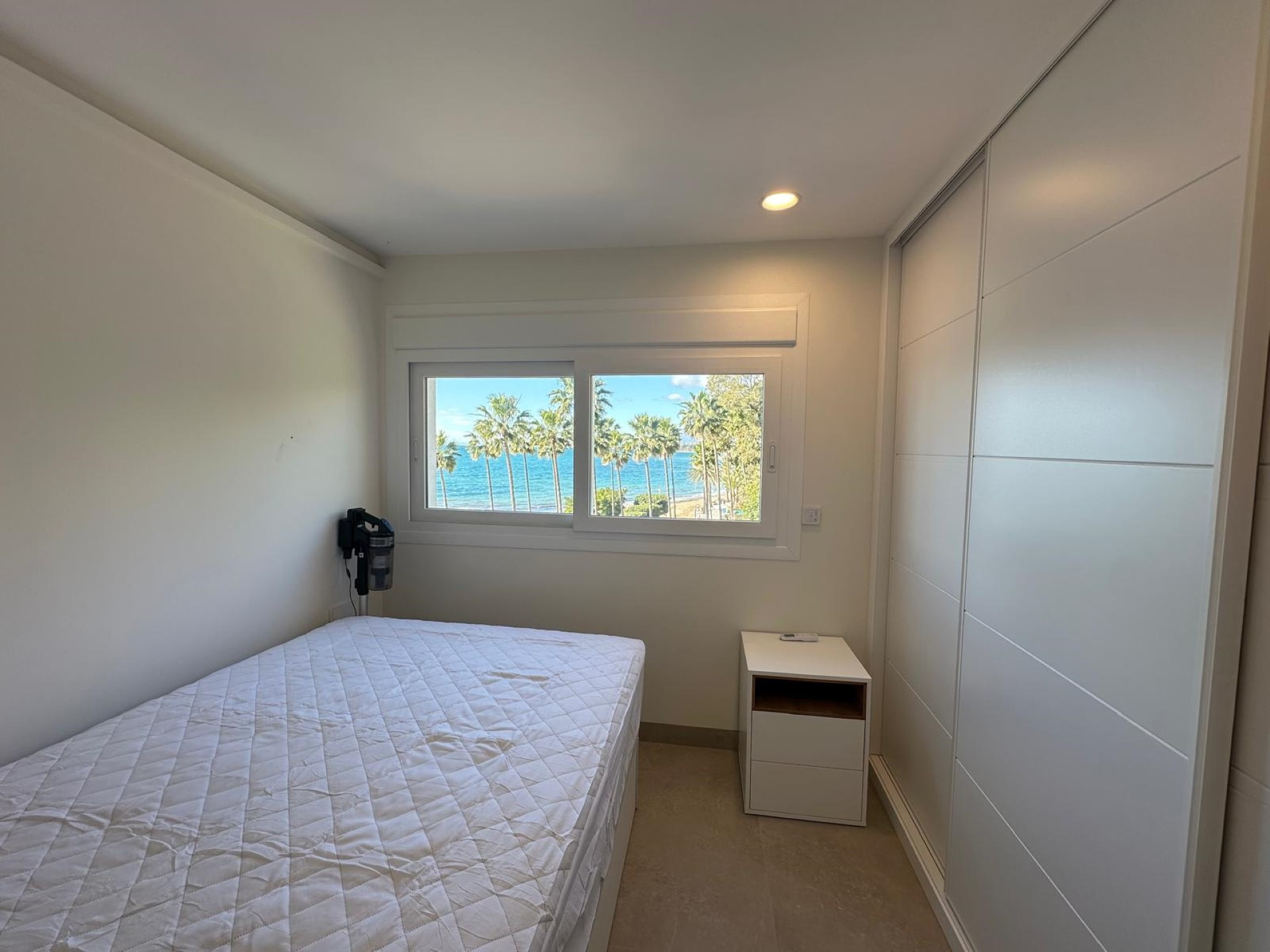 Espectacular apartamento en primera línea de playa con vistas panorámicas al mar en Marbella Centro