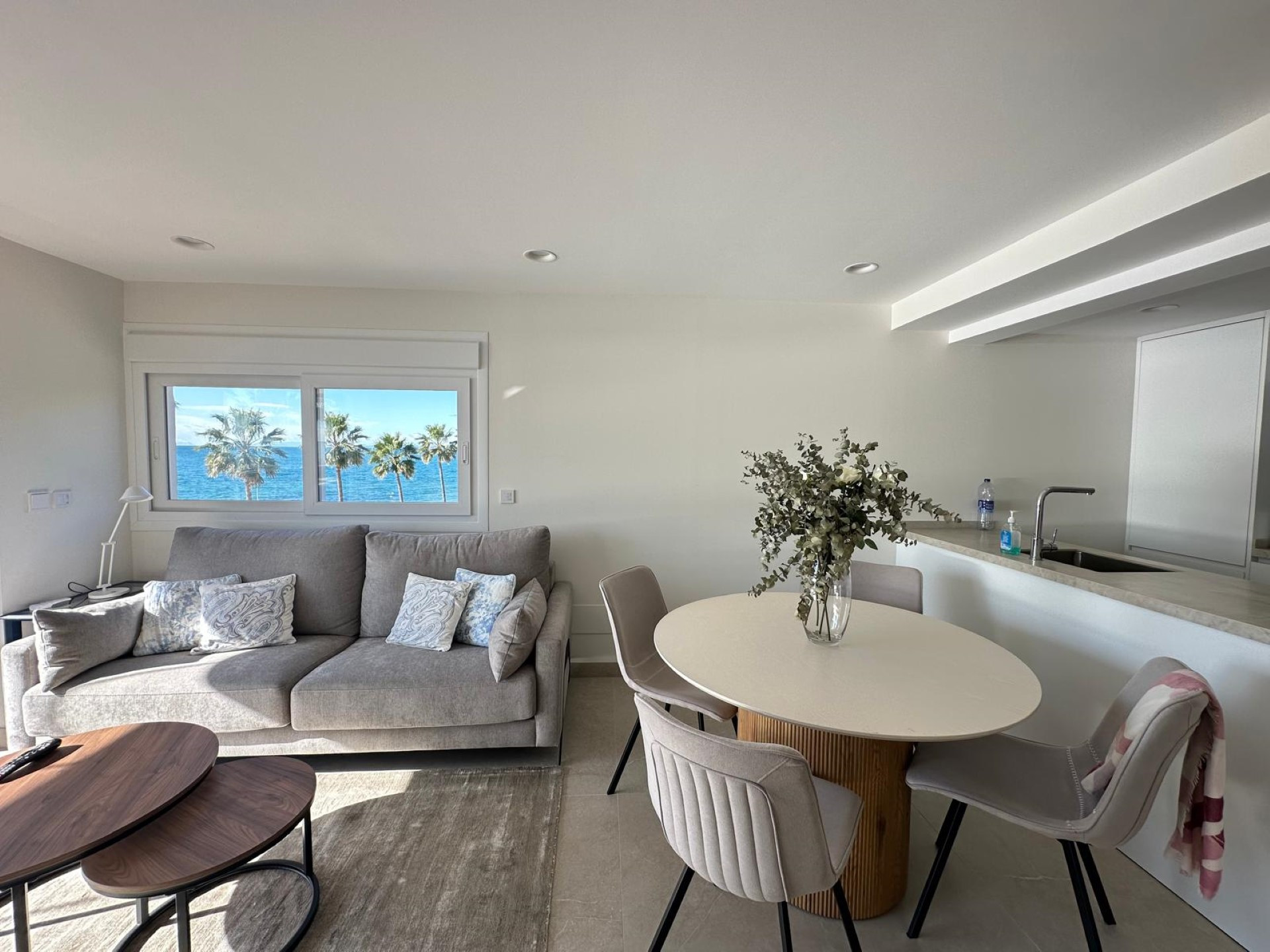 Espectacular apartamento en primera línea de playa con vistas panorámicas al mar en Marbella Centro