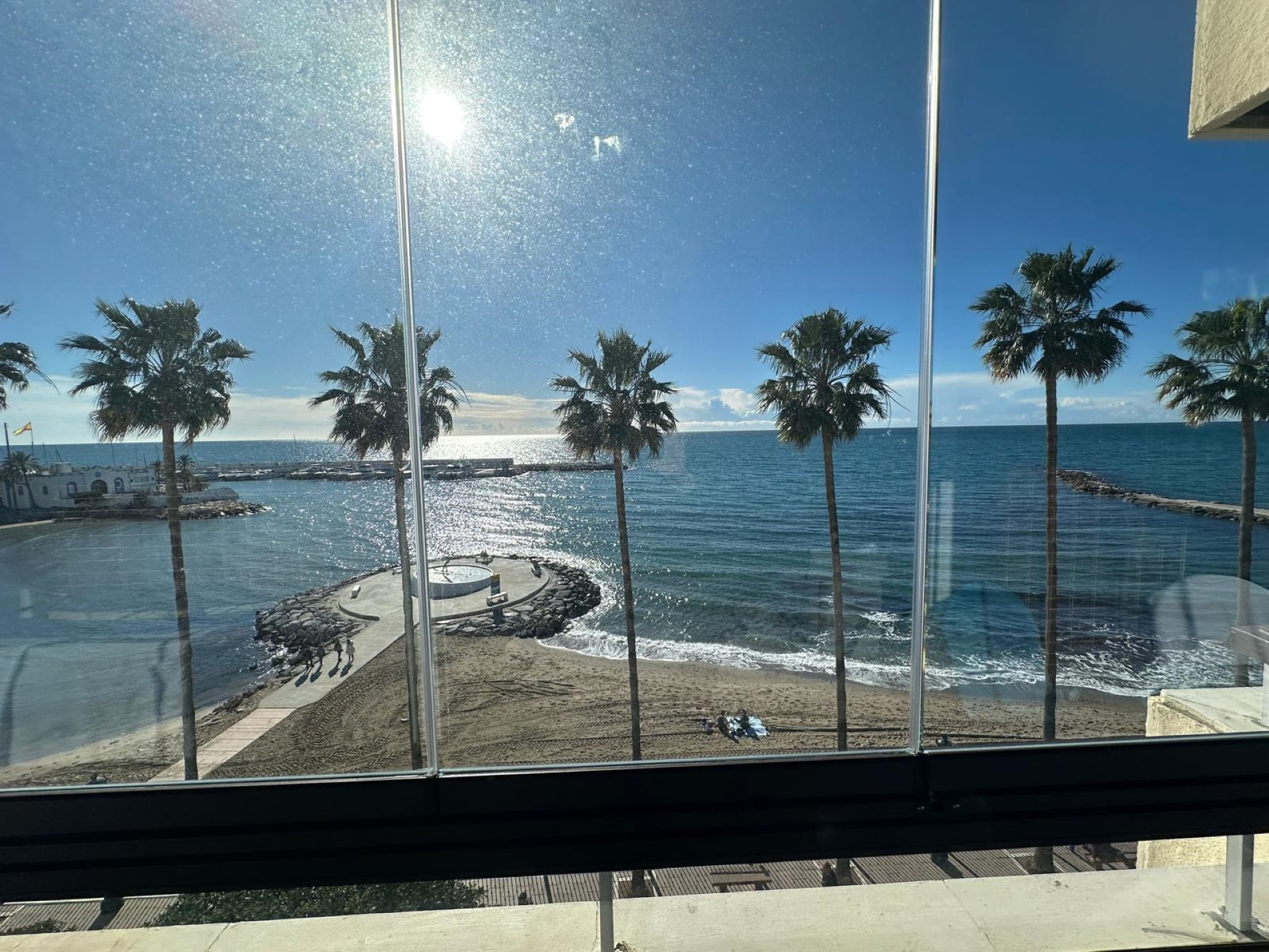 Espectacular apartamento en primera línea de playa con vistas panorámicas al mar en Marbella Centro