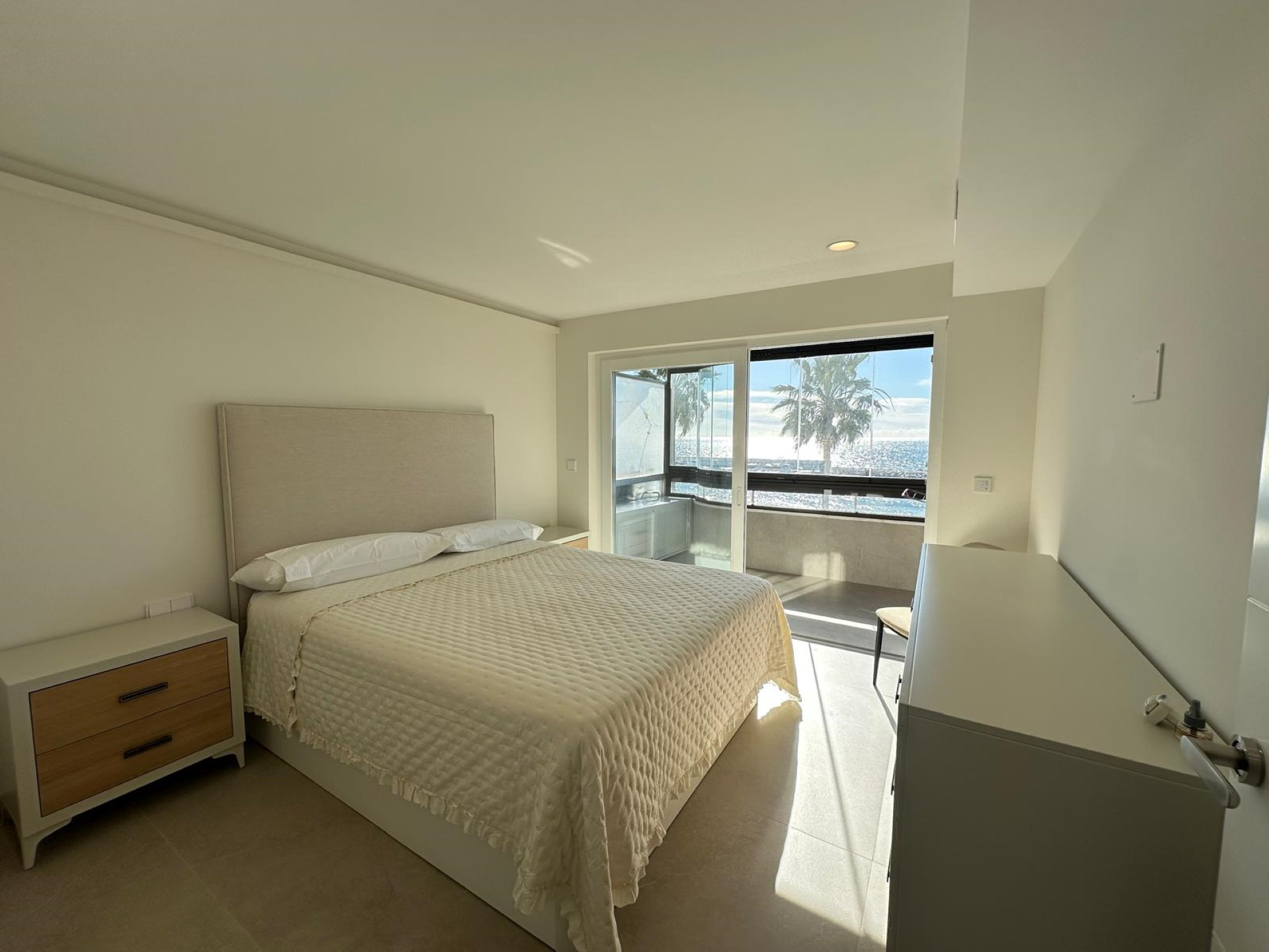 Espectacular apartamento en primera línea de playa con vistas panorámicas al mar en Marbella Centro