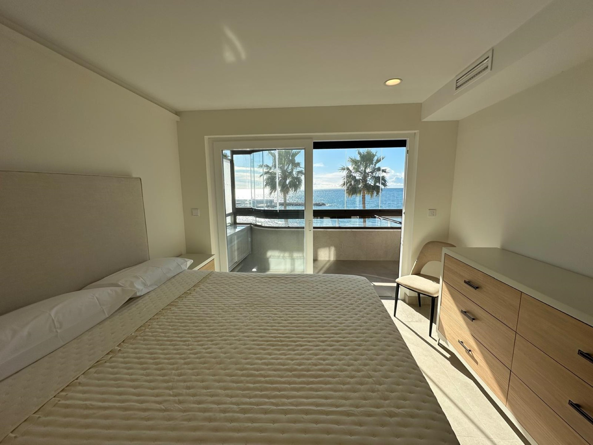 Espectacular apartamento en primera línea de playa con vistas panorámicas al mar en Marbella Centro