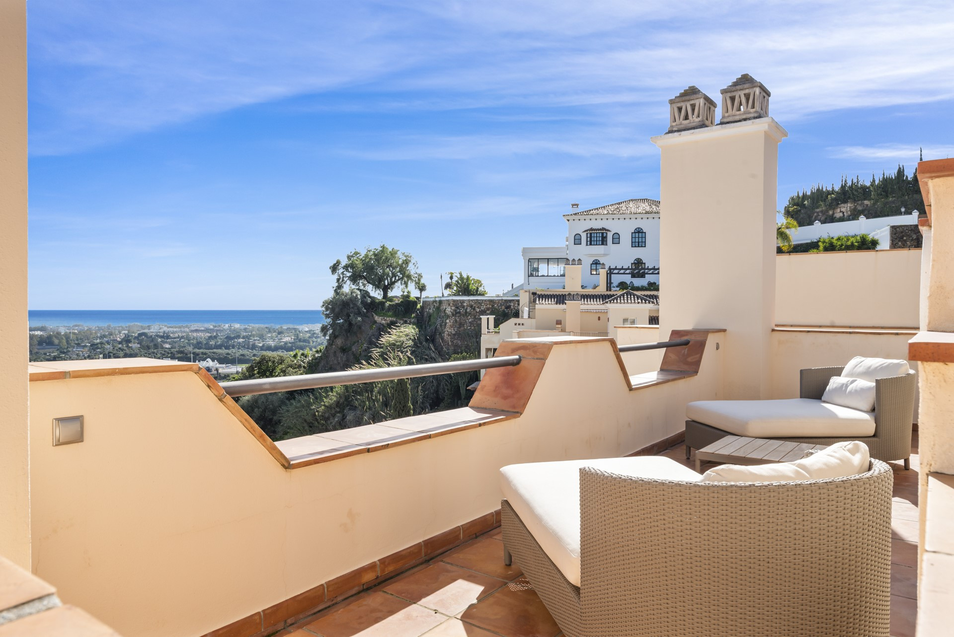 Elegant duplex penthouse with panoramic views in Los Almendros, Benahavis