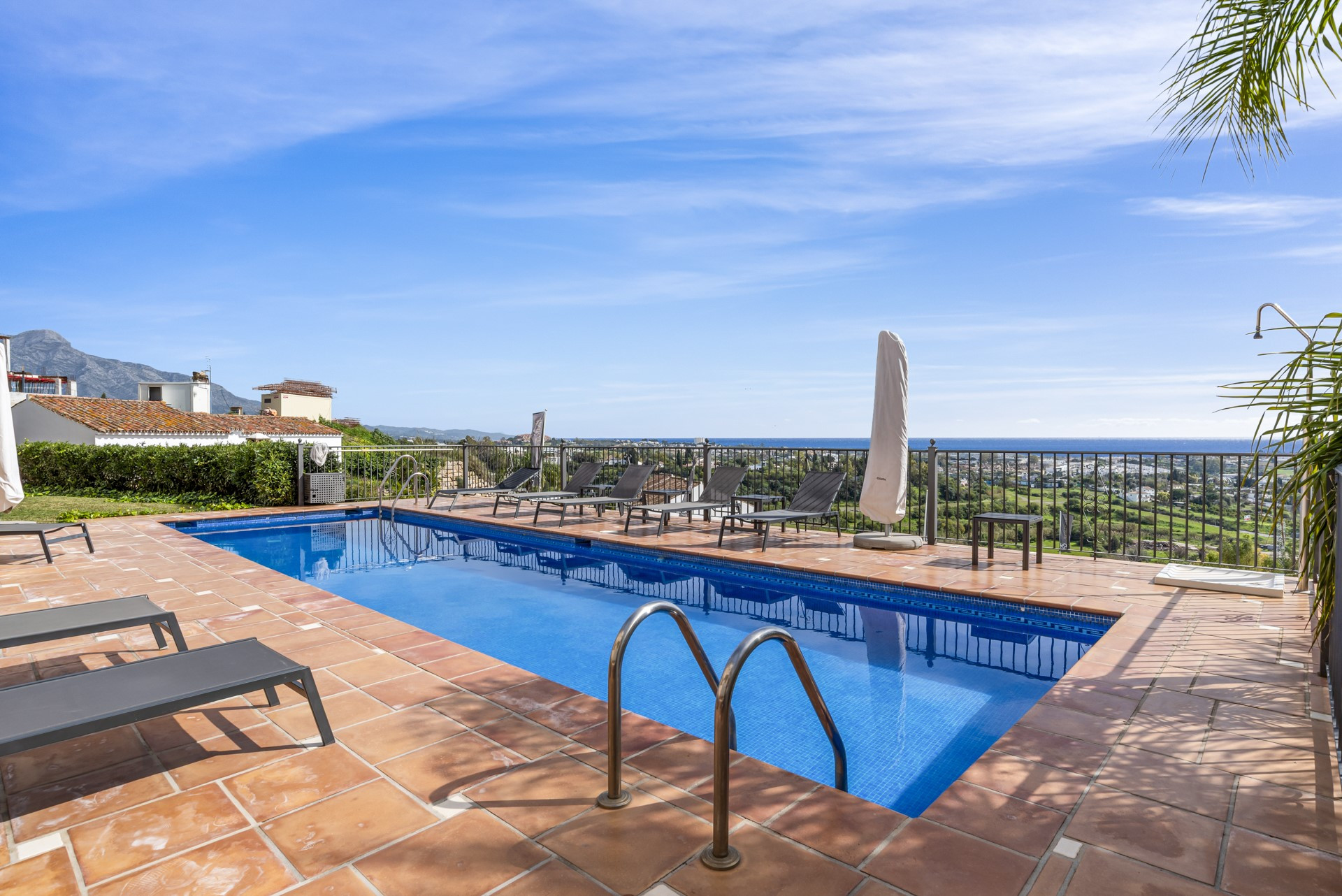 Elegant duplex penthouse with panoramic views in Los Almendros, Benahavis