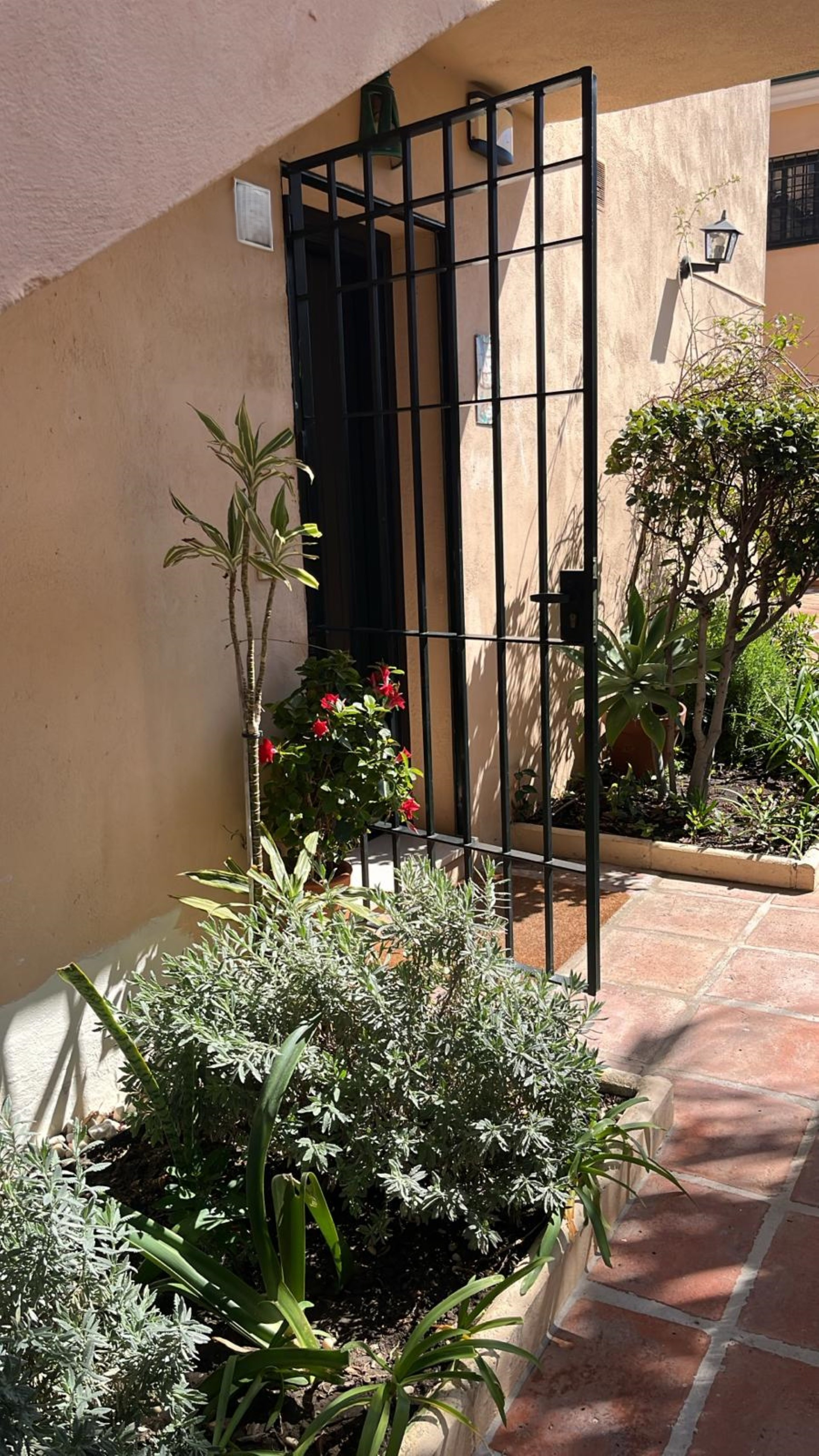 Elegant ground floor apartment, beachside in San Pedro