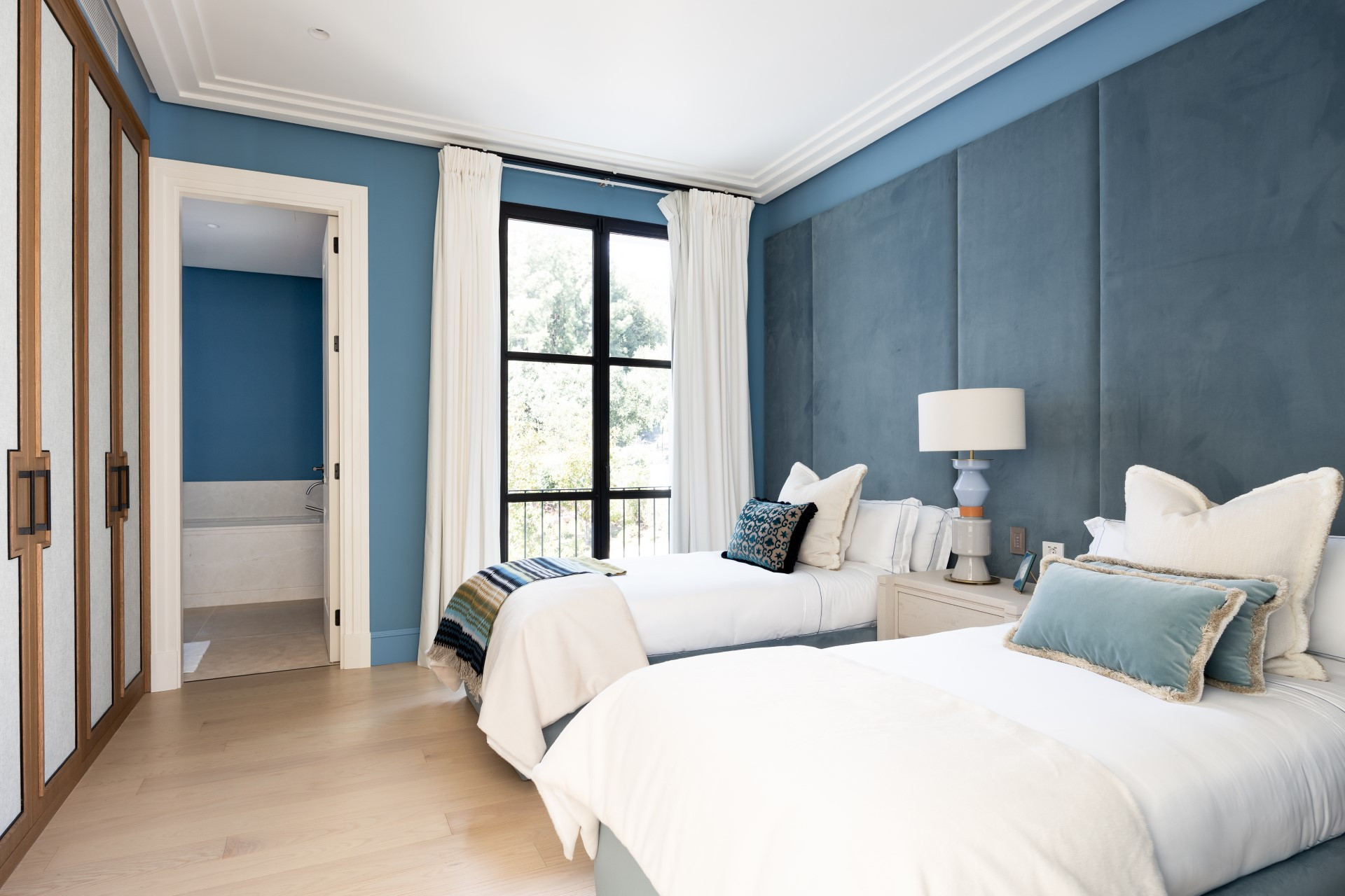 Villa moderna de estilo andaluz con 6 dormitorios en Cascada de Camoján, Milla de Oro de Marbella