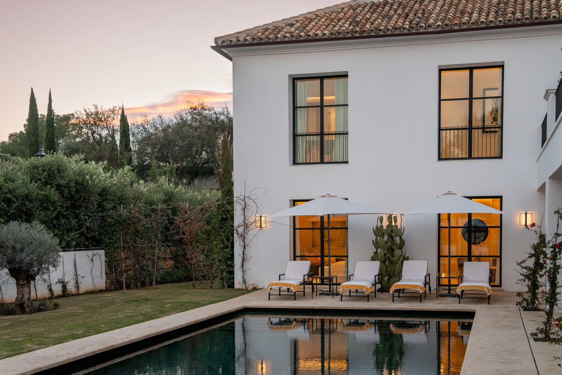 Villa moderna de estilo andaluz con 6 dormitorios en Cascada de Camoján, Milla de Oro de Marbella