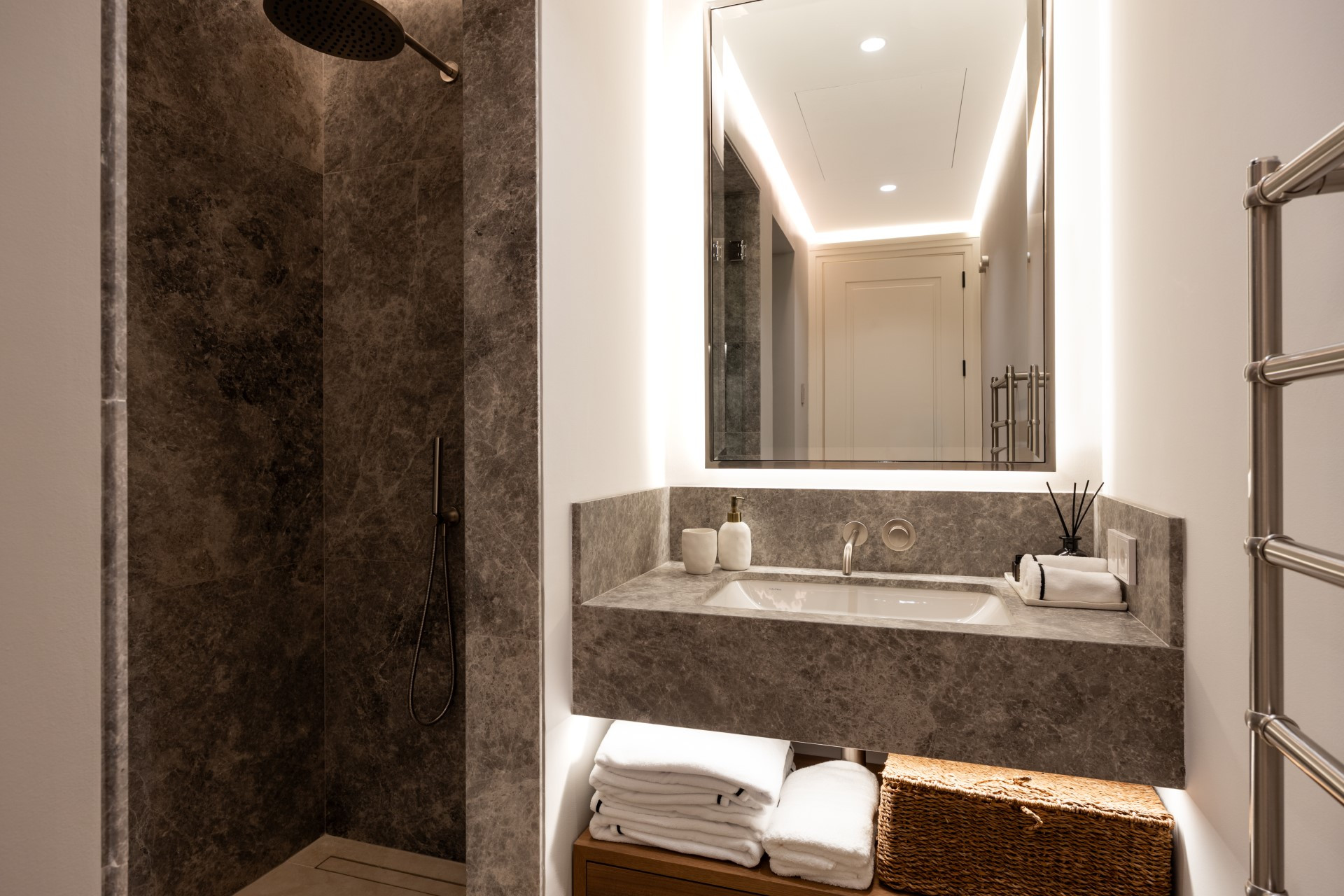 Villa moderna de estilo andaluz con 6 dormitorios en Cascada de Camoján, Milla de Oro de Marbella