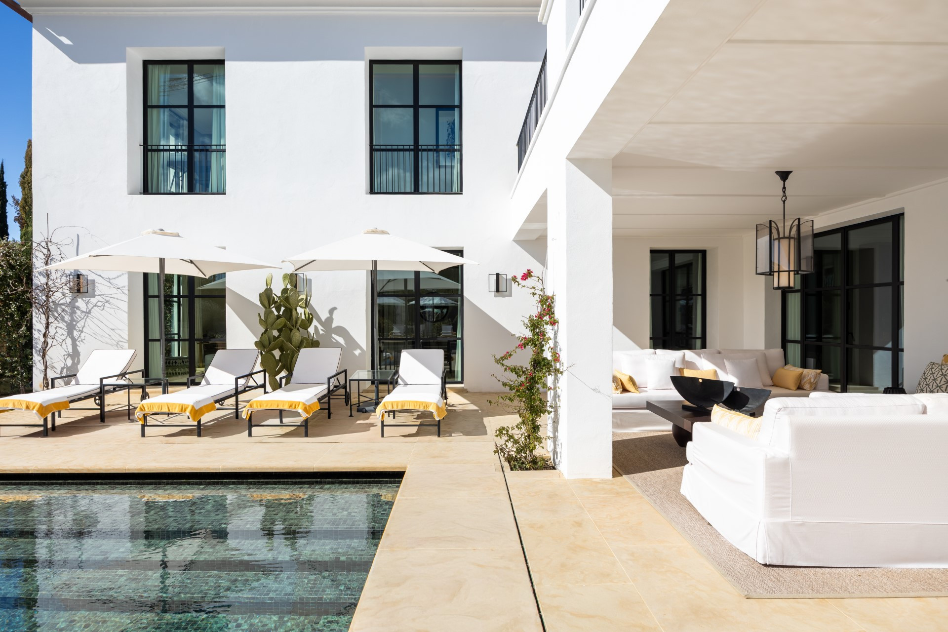 Villa moderna de estilo andaluz con 6 dormitorios en Cascada de Camoján, Milla de Oro de Marbella