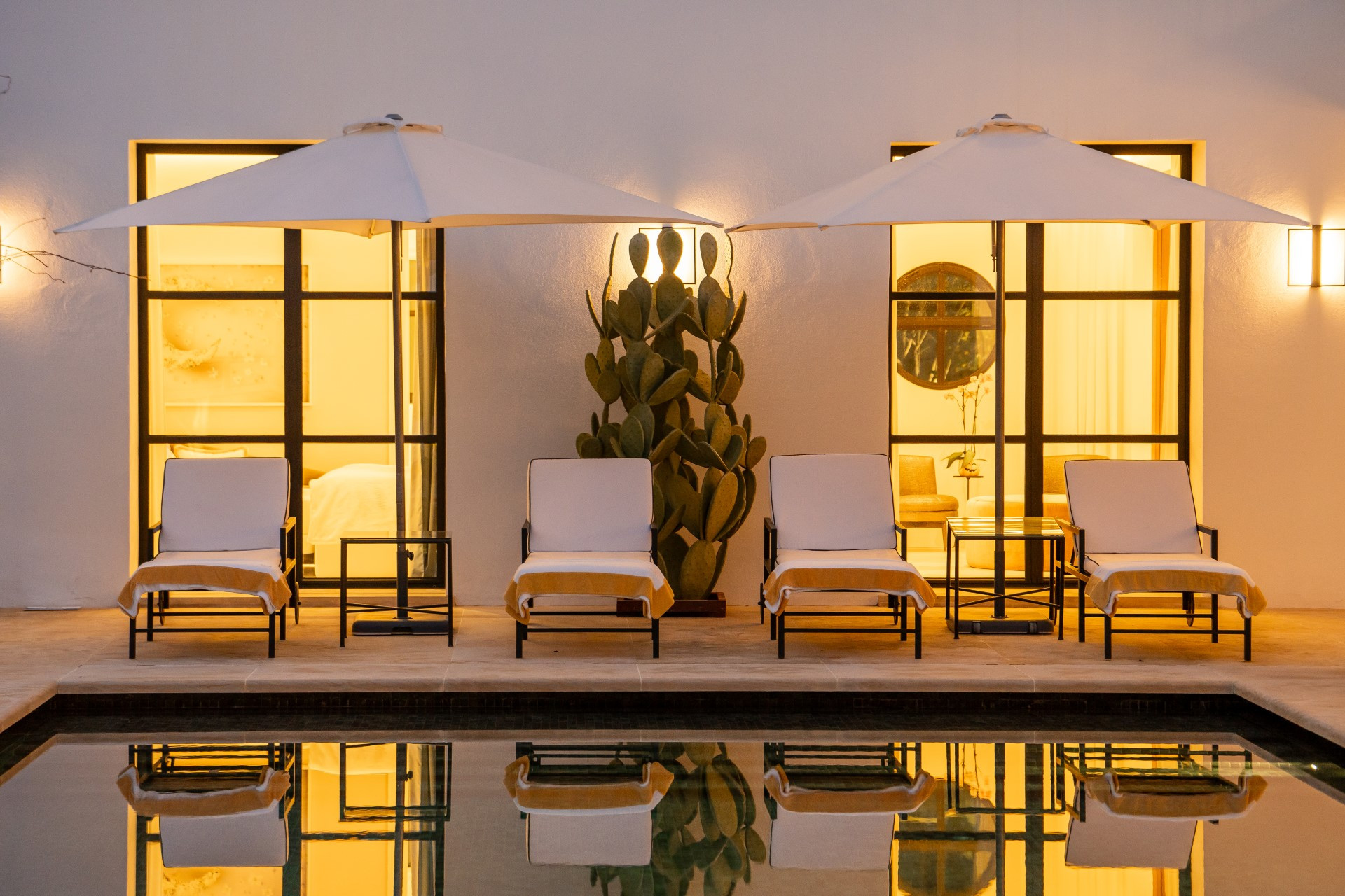 Villa moderna de estilo andaluz con 6 dormitorios en Cascada de Camoján, Milla de Oro de Marbella