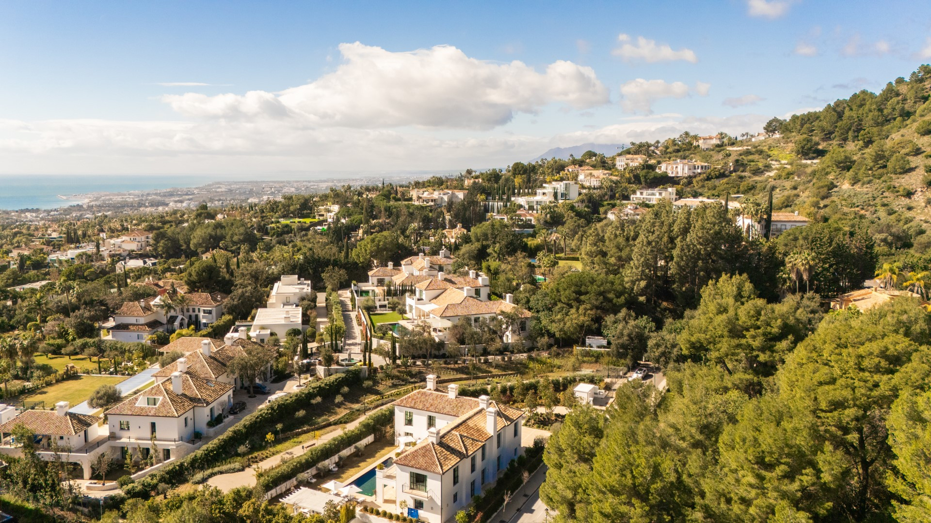 Villa moderna de estilo andaluz con 6 dormitorios en Cascada de Camoján, Milla de Oro de Marbella