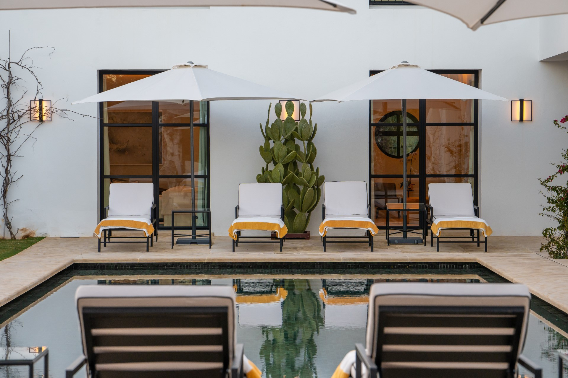 Villa moderna de estilo andaluz con 6 dormitorios en Cascada de Camoján, Milla de Oro de Marbella