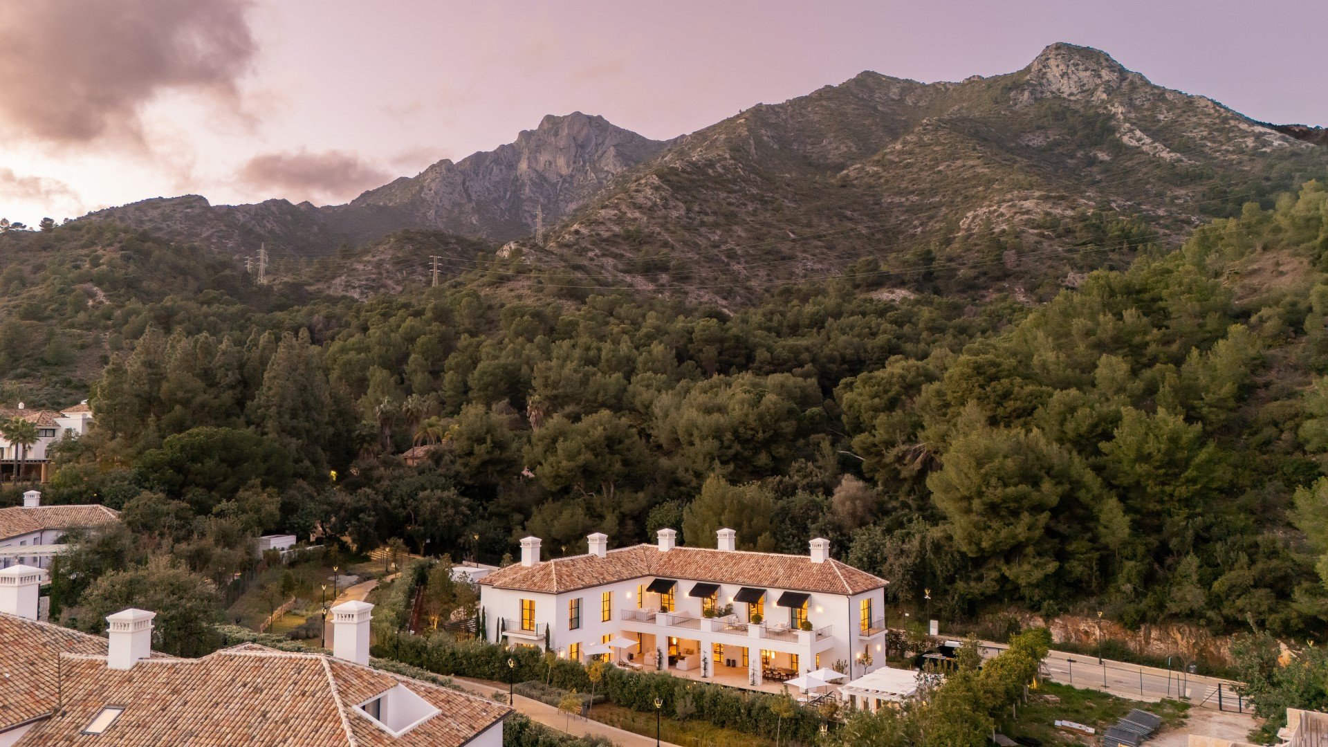 Villa moderna de estilo andaluz con 6 dormitorios en Cascada de Camoján, Milla de Oro de Marbella