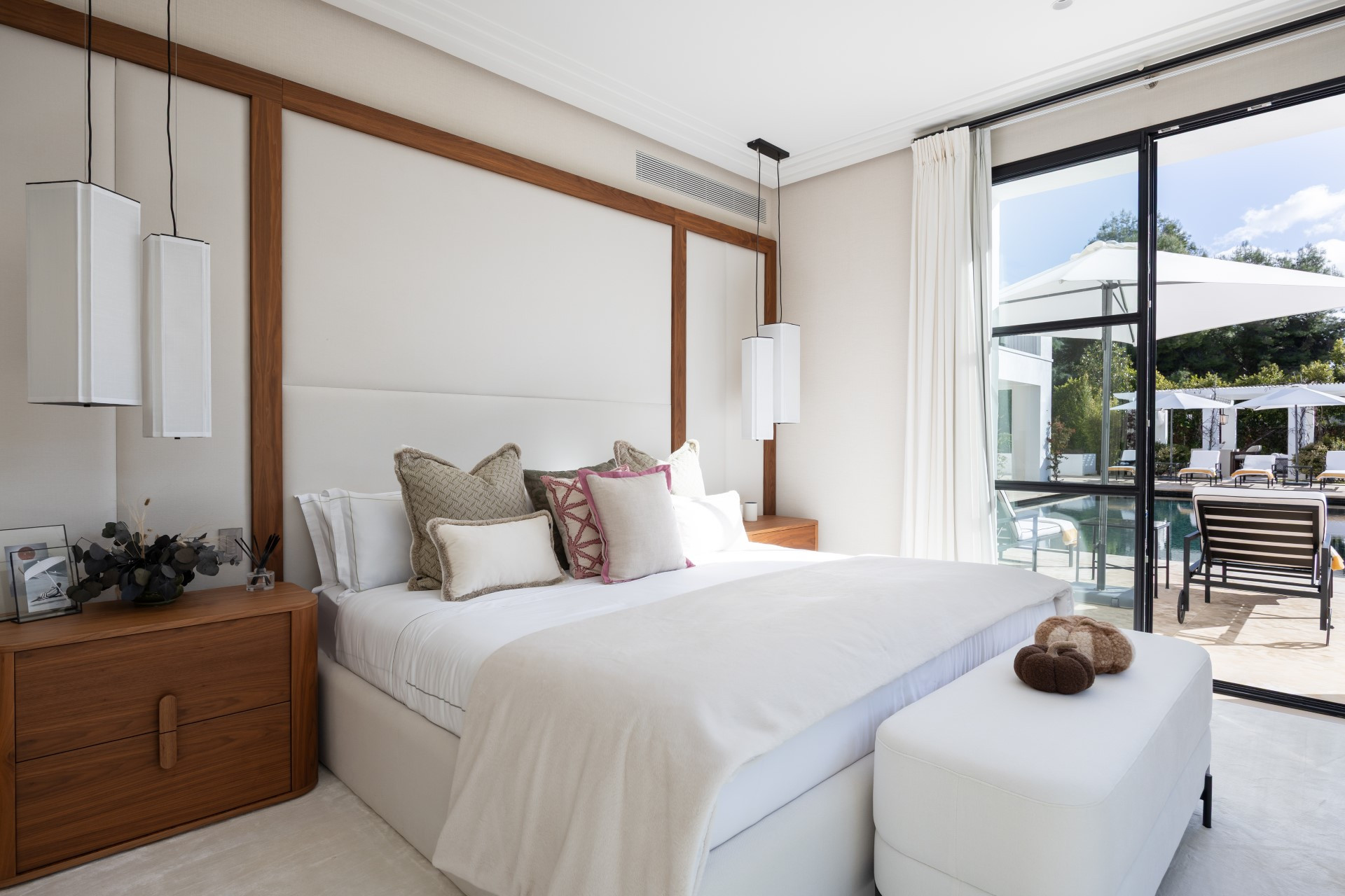 Villa moderna de estilo andaluz con 6 dormitorios en Cascada de Camoján, Milla de Oro de Marbella