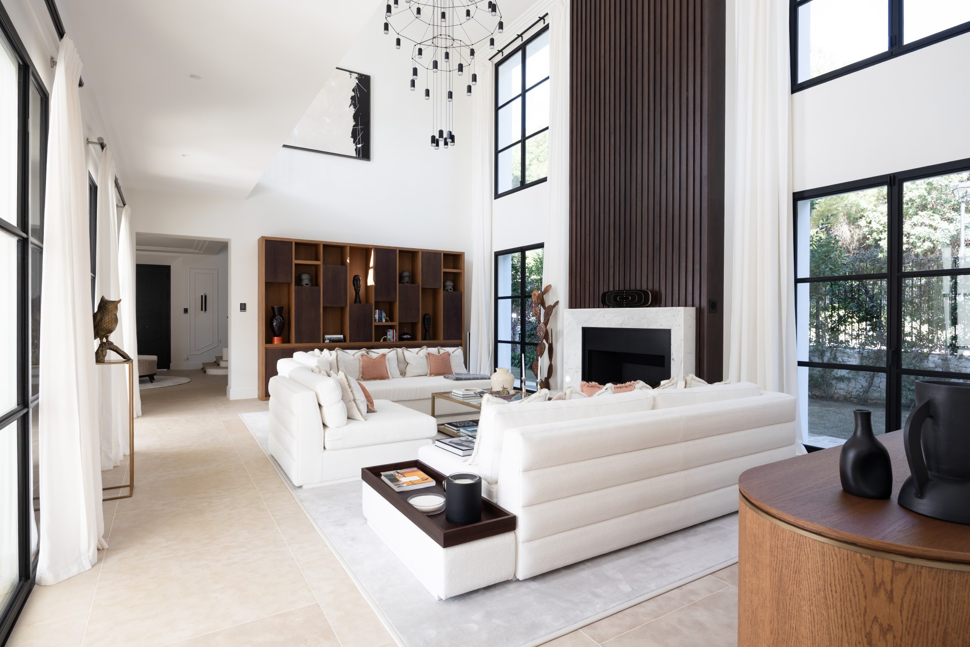 Villa moderna de estilo andaluz con 6 dormitorios en Cascada de Camoján, Milla de Oro de Marbella