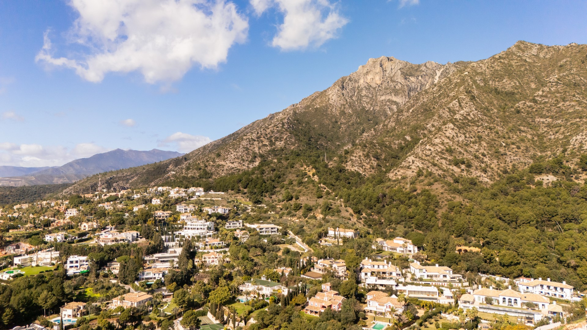 Villa moderna de estilo andaluz con 6 dormitorios en Cascada de Camoján, Milla de Oro de Marbella